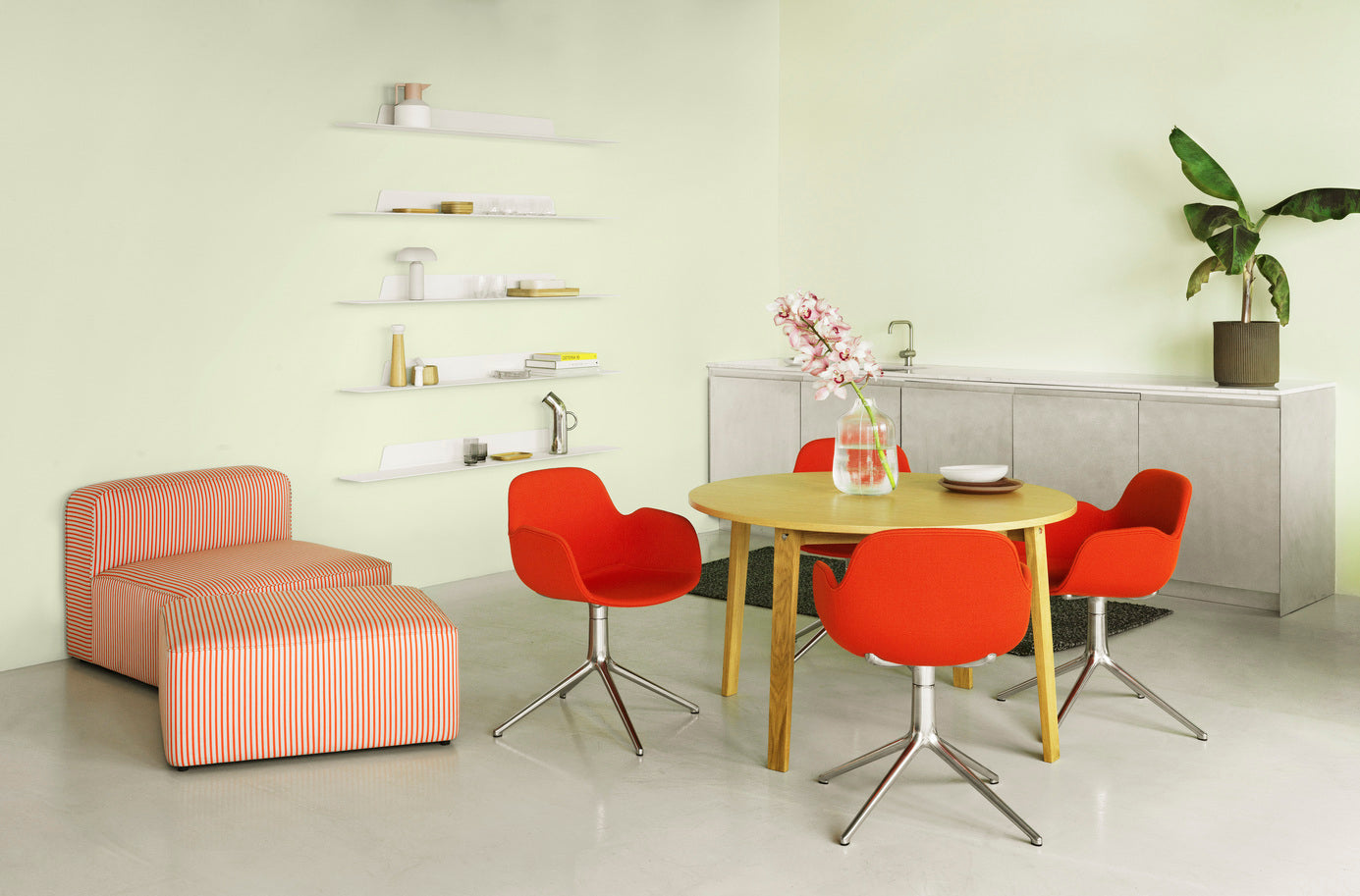 Office chair with 4l white armrests with a black base