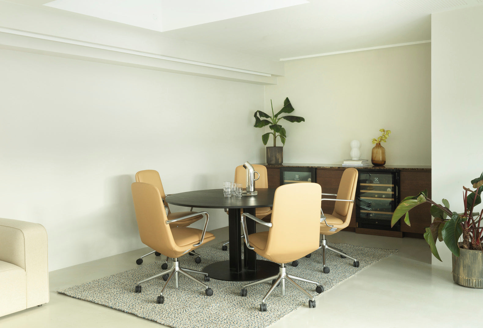 Rundtisch Scala Black Marmor Top mit einer schwarzen Basis