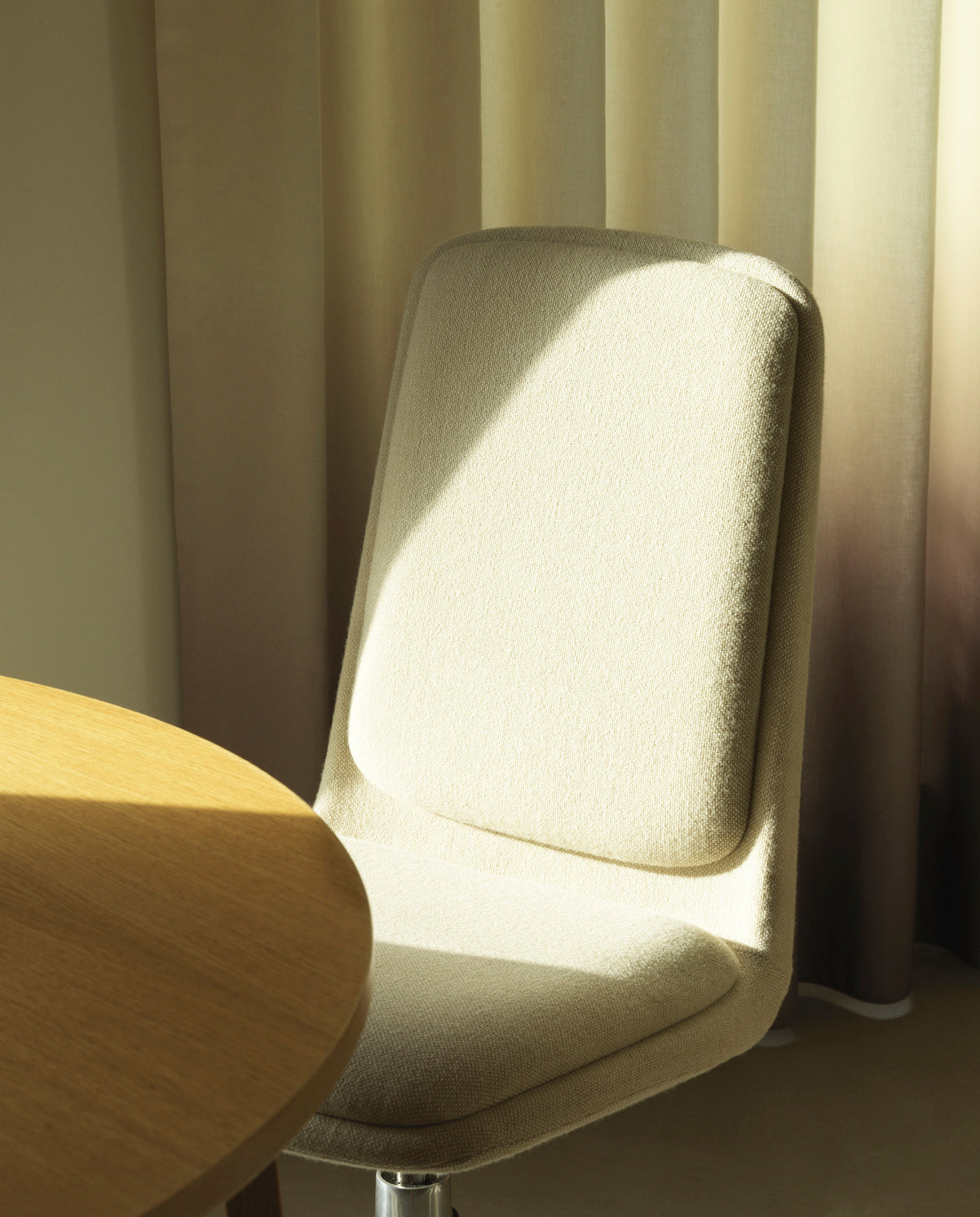 Off Low 5W gepolsterter Bürostuhl mit einer schwarzen Basis