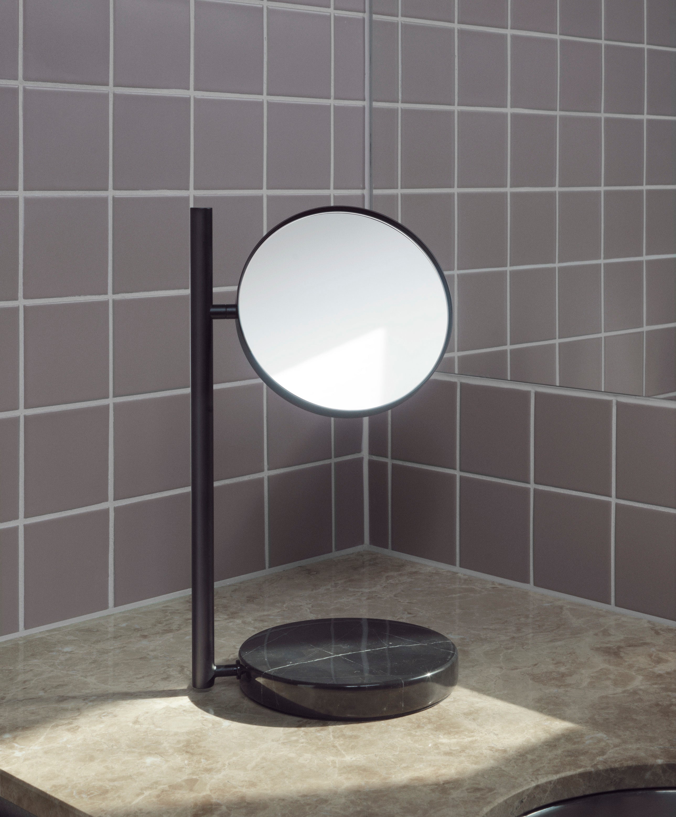 Freestanding mirror POSE black marble