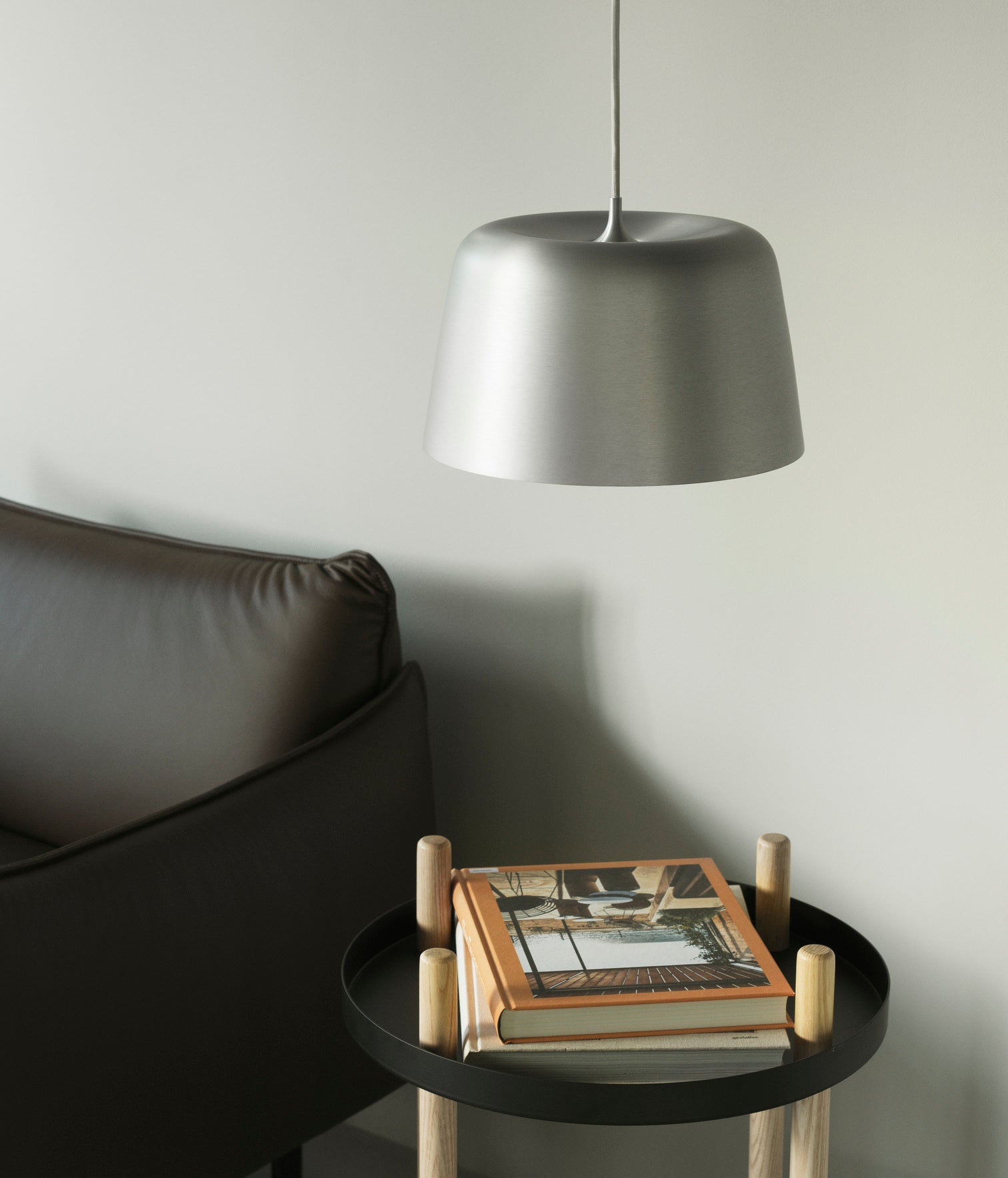 Ein Rollstuhl auf Rädern, ein runder schwarzer Block mit Eschenbeinen