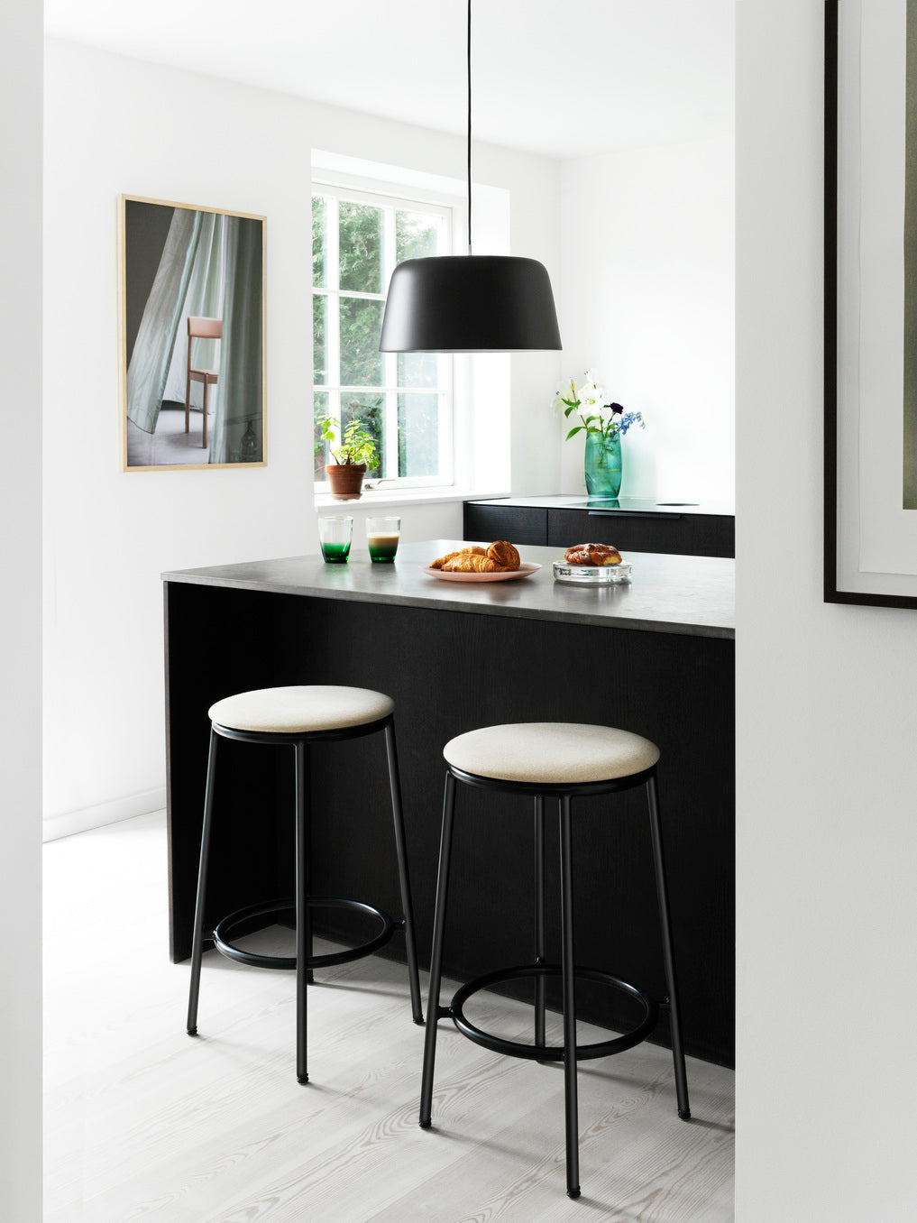 Circa Bar Stuhl gepolsterte Beige mit einer schwarzen Basis