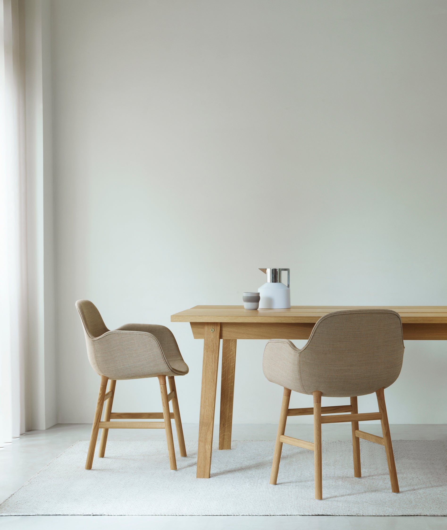 Chair with armrests of green forms with a black oak base