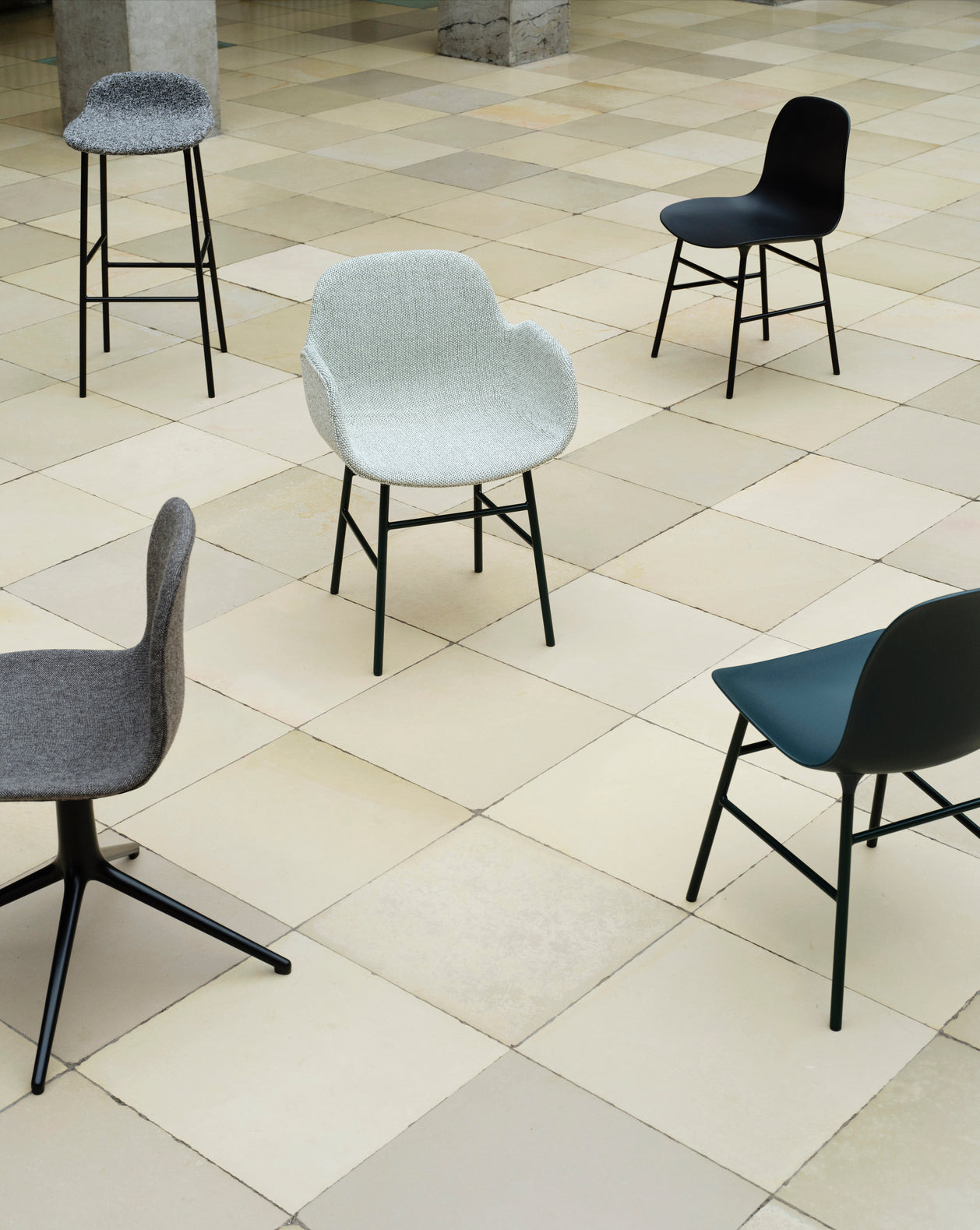 Polsterer Stuhl mit Armlehnen von Formen mit einer warmen grauen Basis