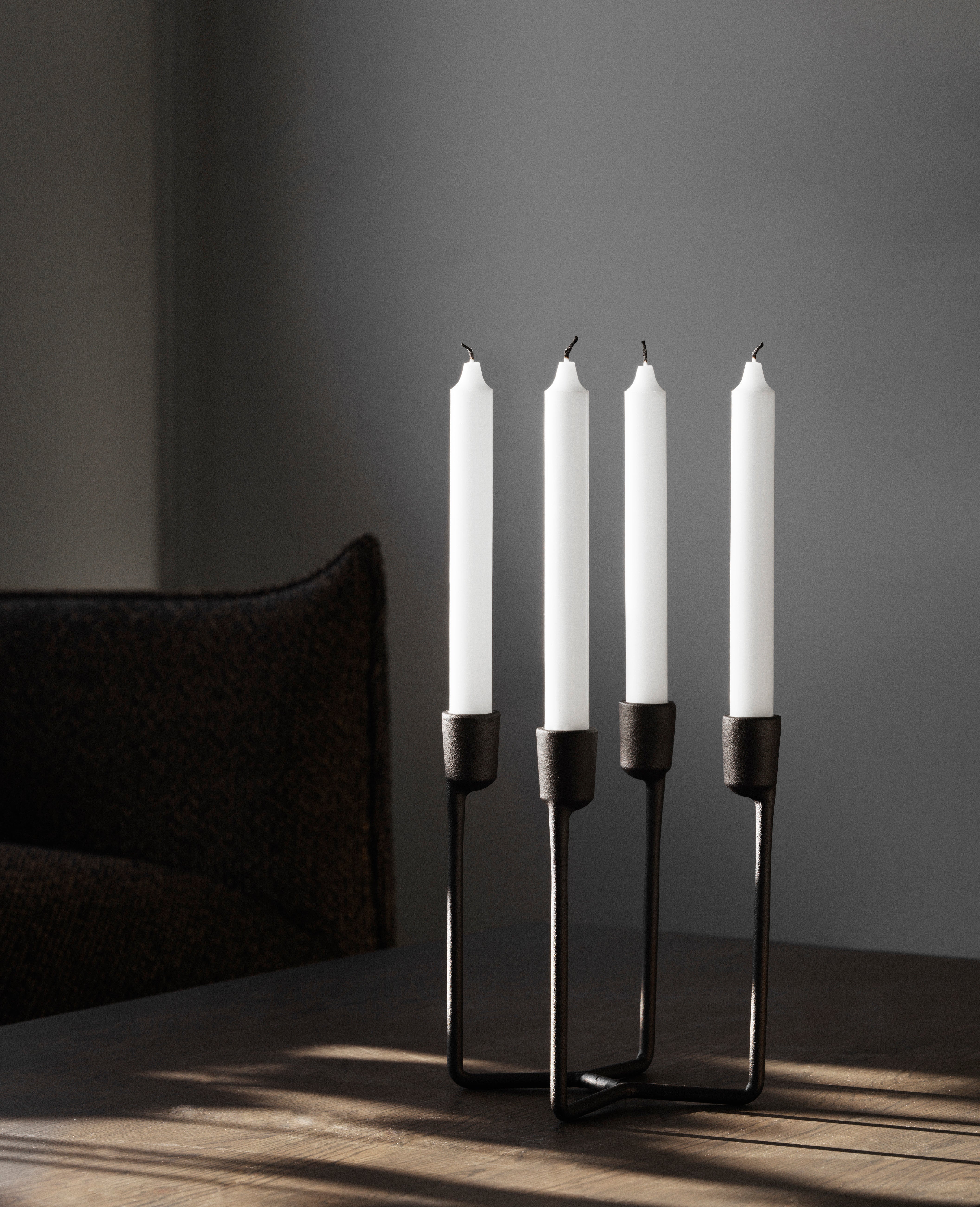 Vierarmiger HEIMA CANDLESTICK Kerzenhalter aus schwarzem Gusseisen