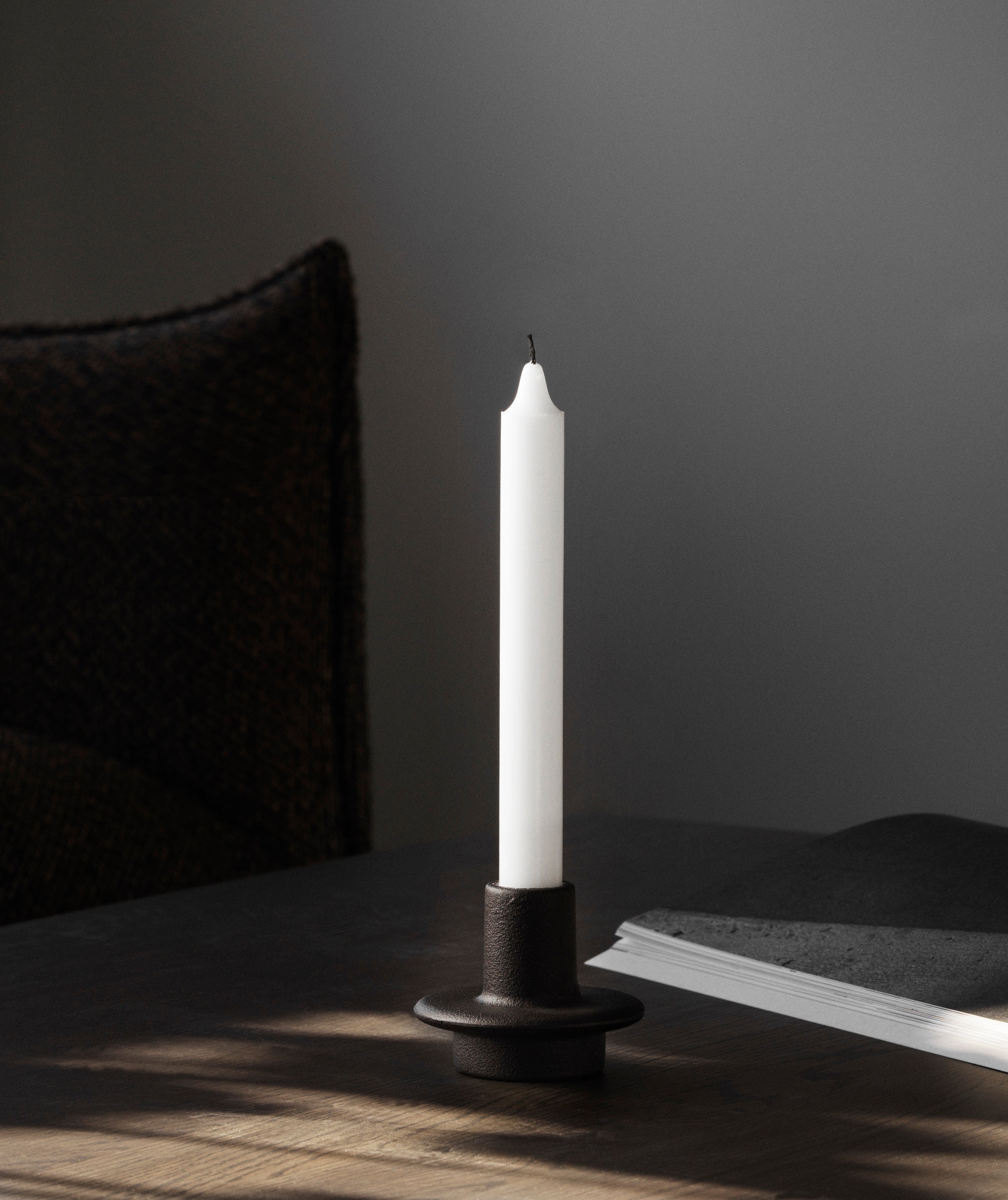 Kerzenhalter HEIMA CANDLESTICK aus schwarzem Gusseisen