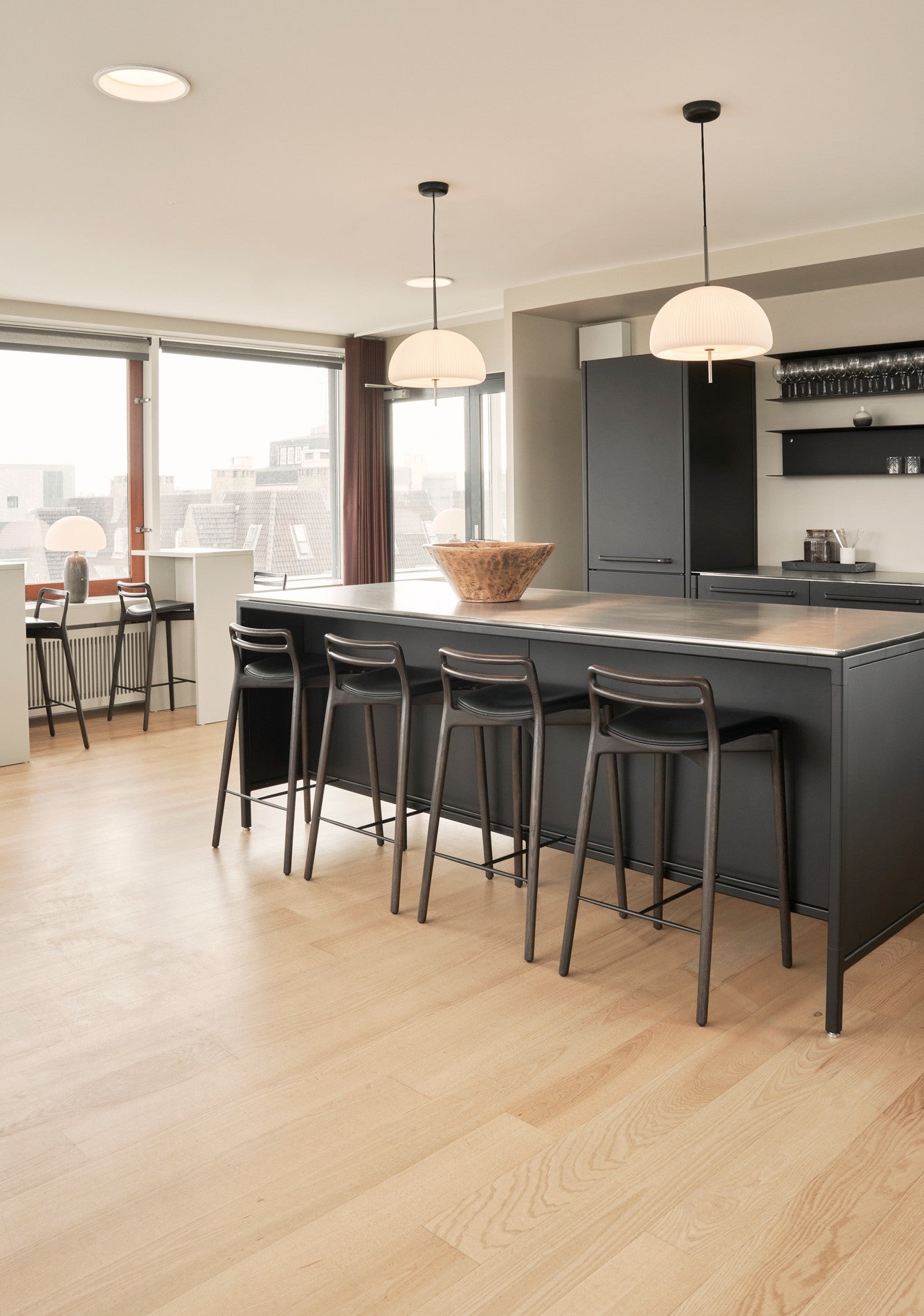 Hocker CABIN schwarze Leder mit dunklem Eichenfuß