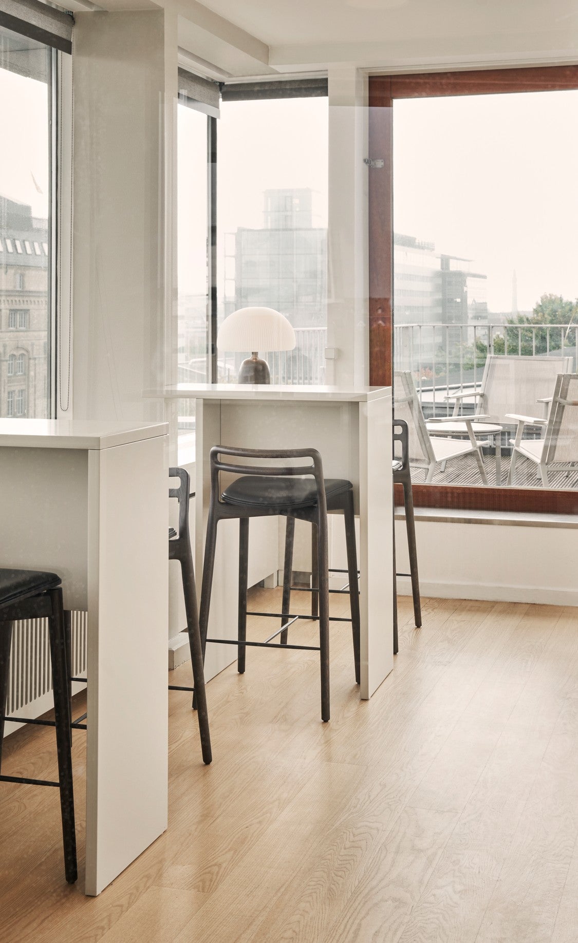 Hocker CABIN schwarze Leder mit dunklem Eichenfuß