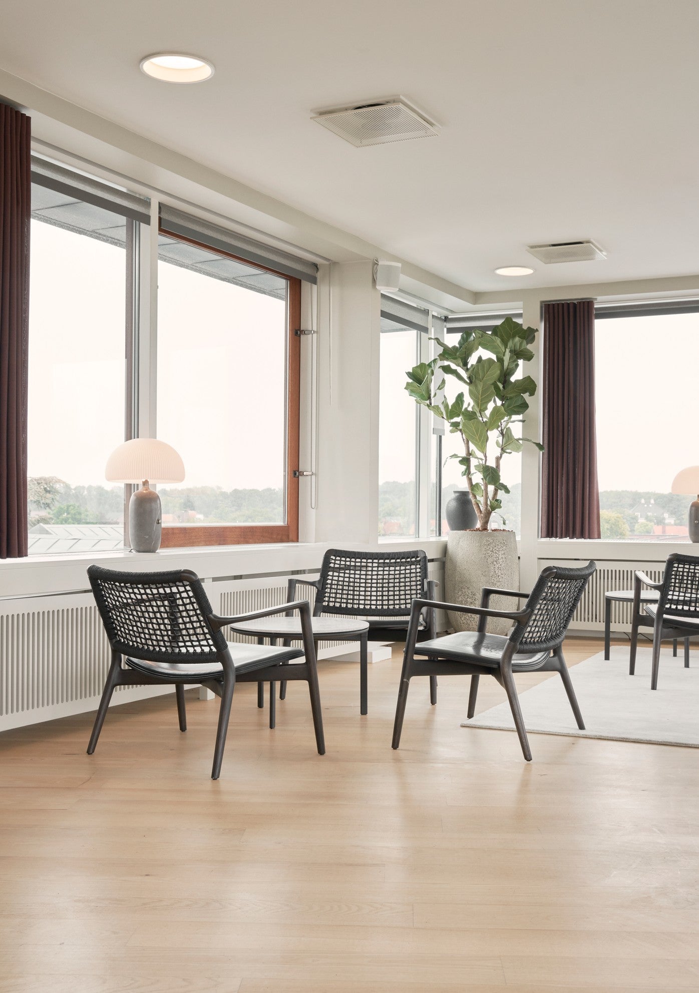 Sessel CABIN schwarze Leder mit dunklem Eichenfuß