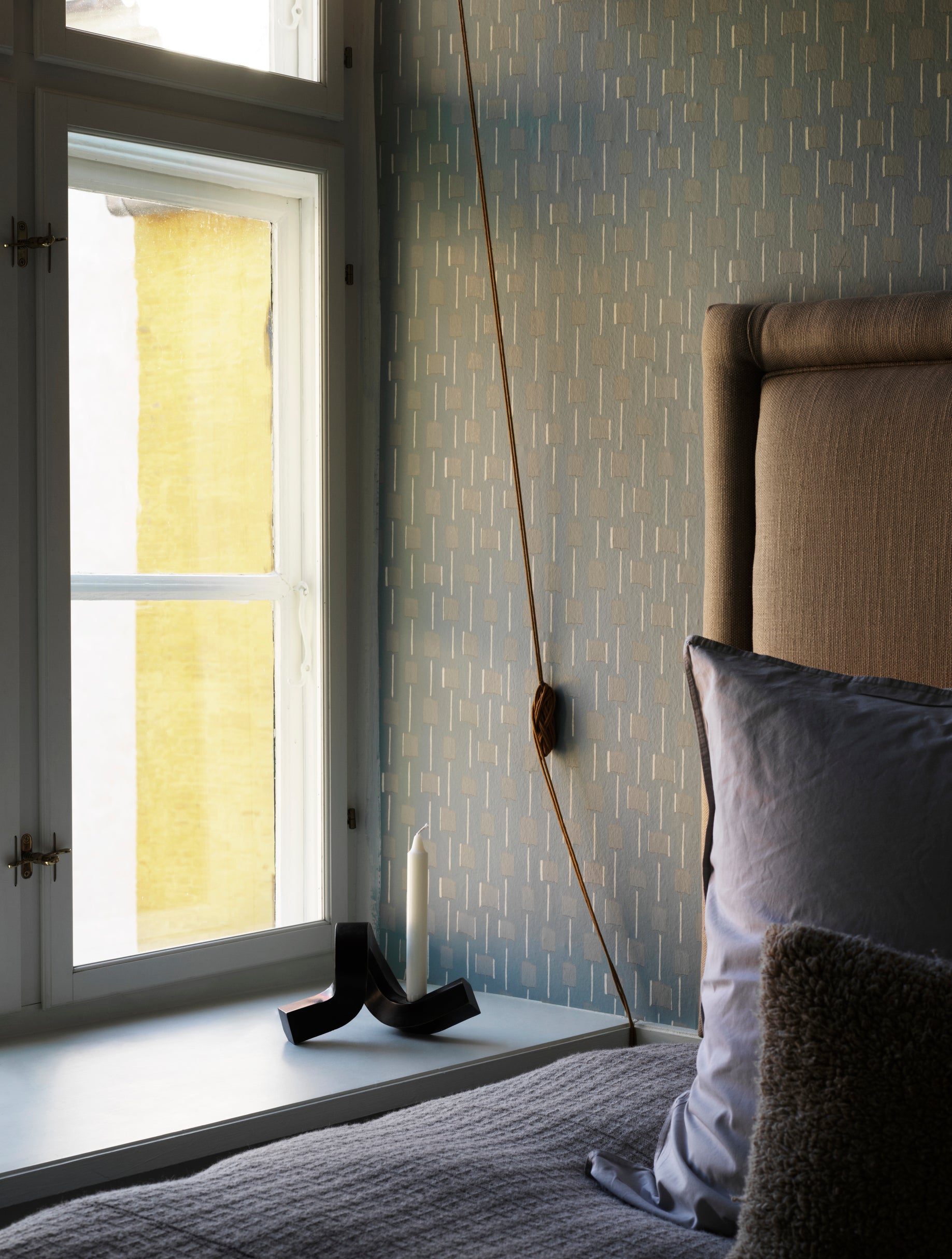 Kerzenhalter CROOKED ONE brüniertes Messing