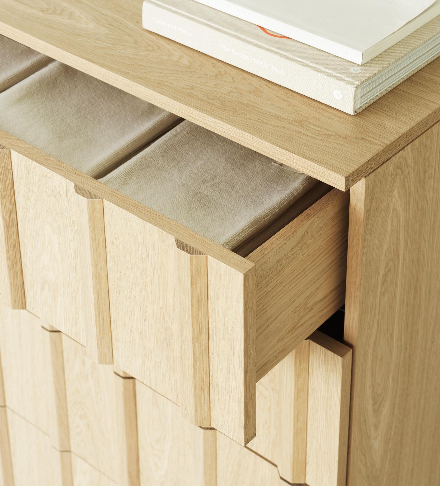 Brustkiste mit Rippenschubladen Eichenfurnier