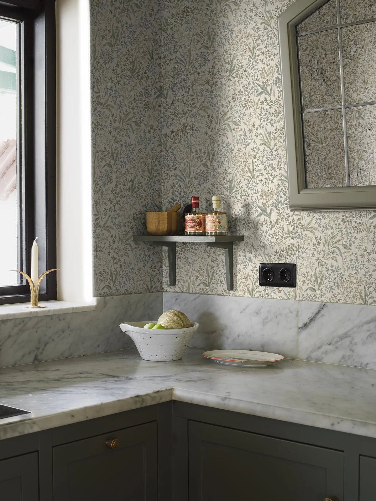 Non-woven paper wallpaper with a botanical pattern NOCTURNE beige with green