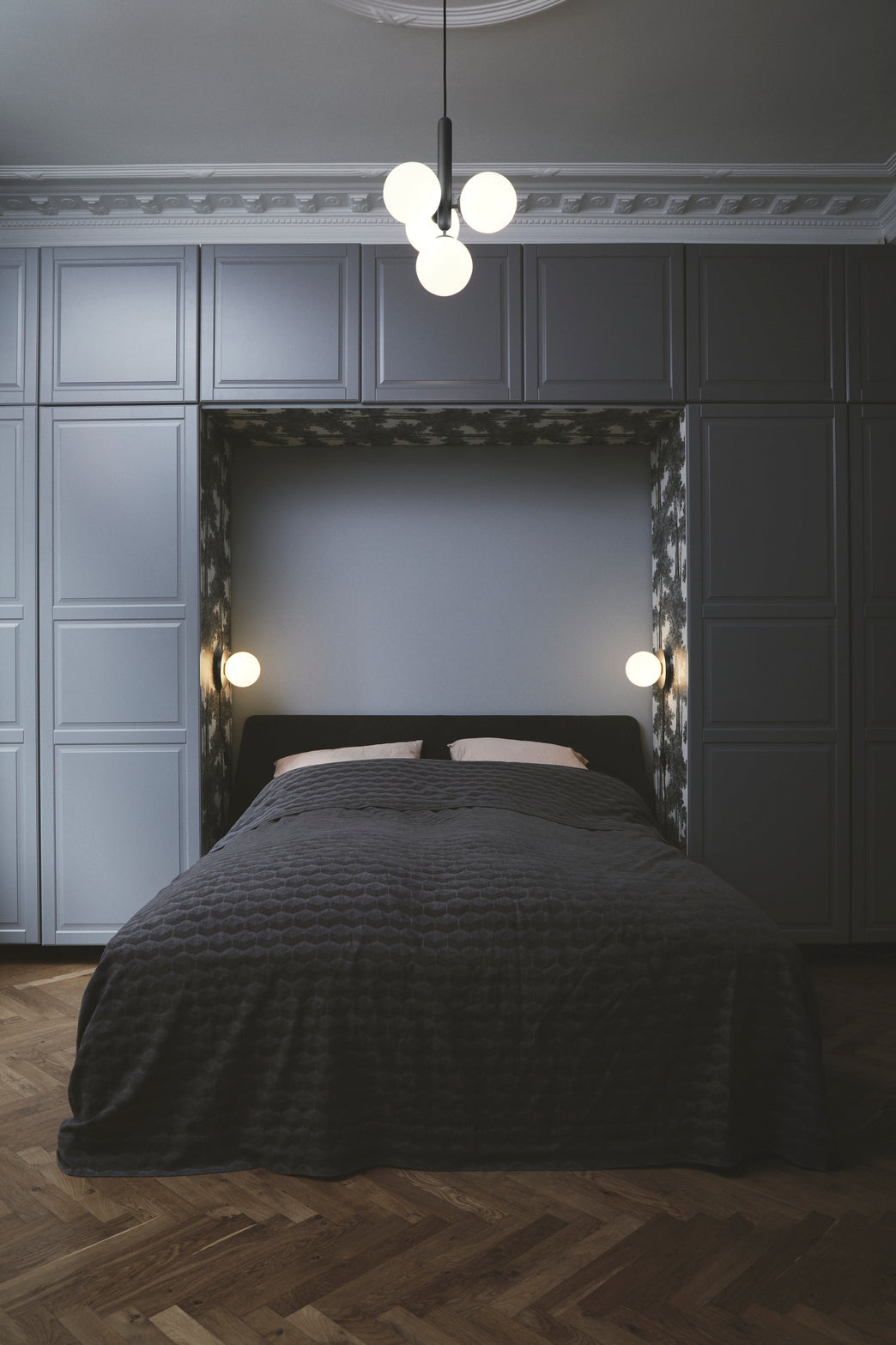 Wandlampe LIILA in Silber mit opalem Glas