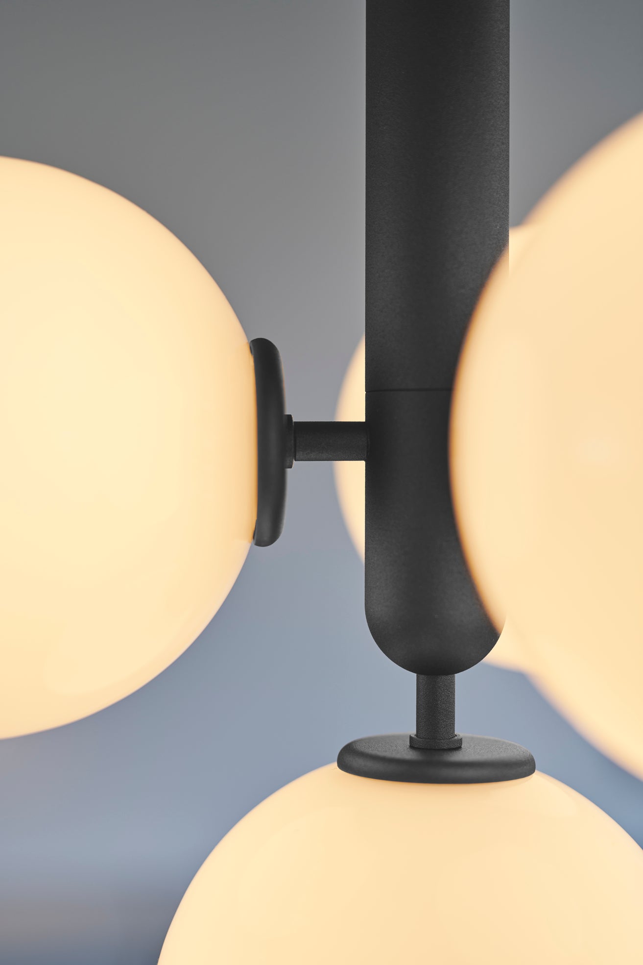 Pendelleuchte MIIRA 4 graphit mit opalem Glas