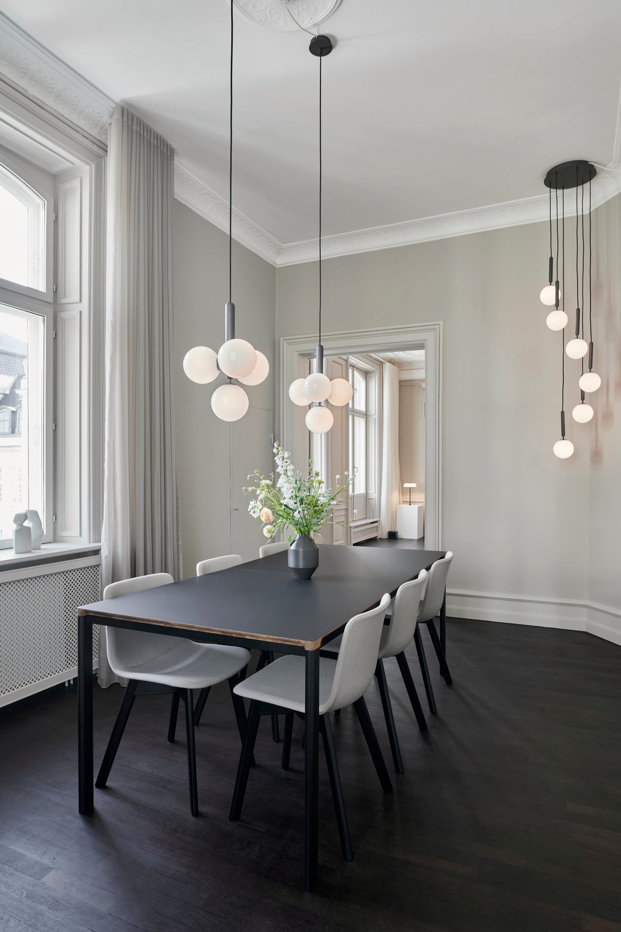 Pendelleuchte MIIRA 4 graphit mit opalem Glas