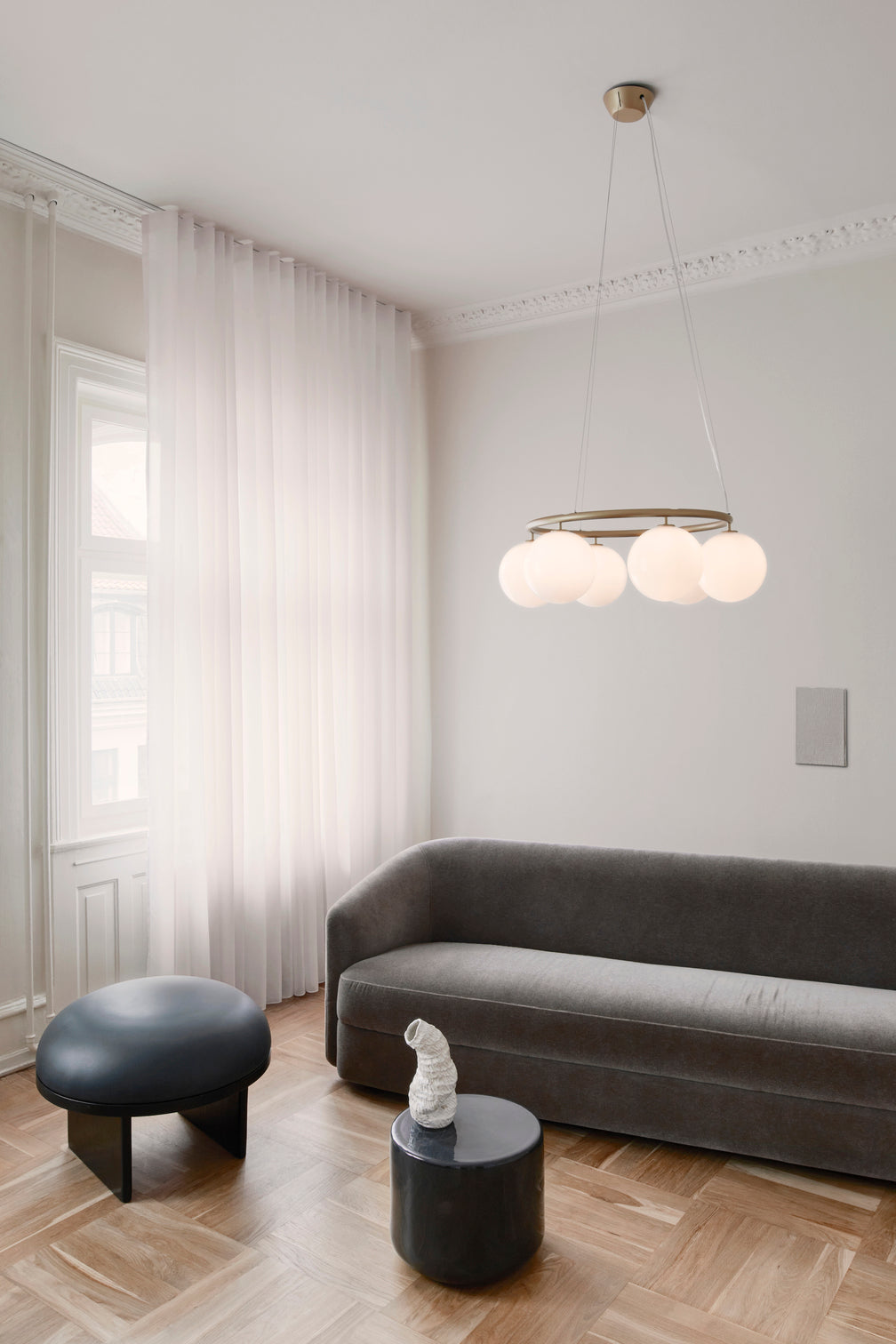 Lampa wisząca MIIRA 6 CIRCULAR mosiężny z opalowym szkłem – Nuura