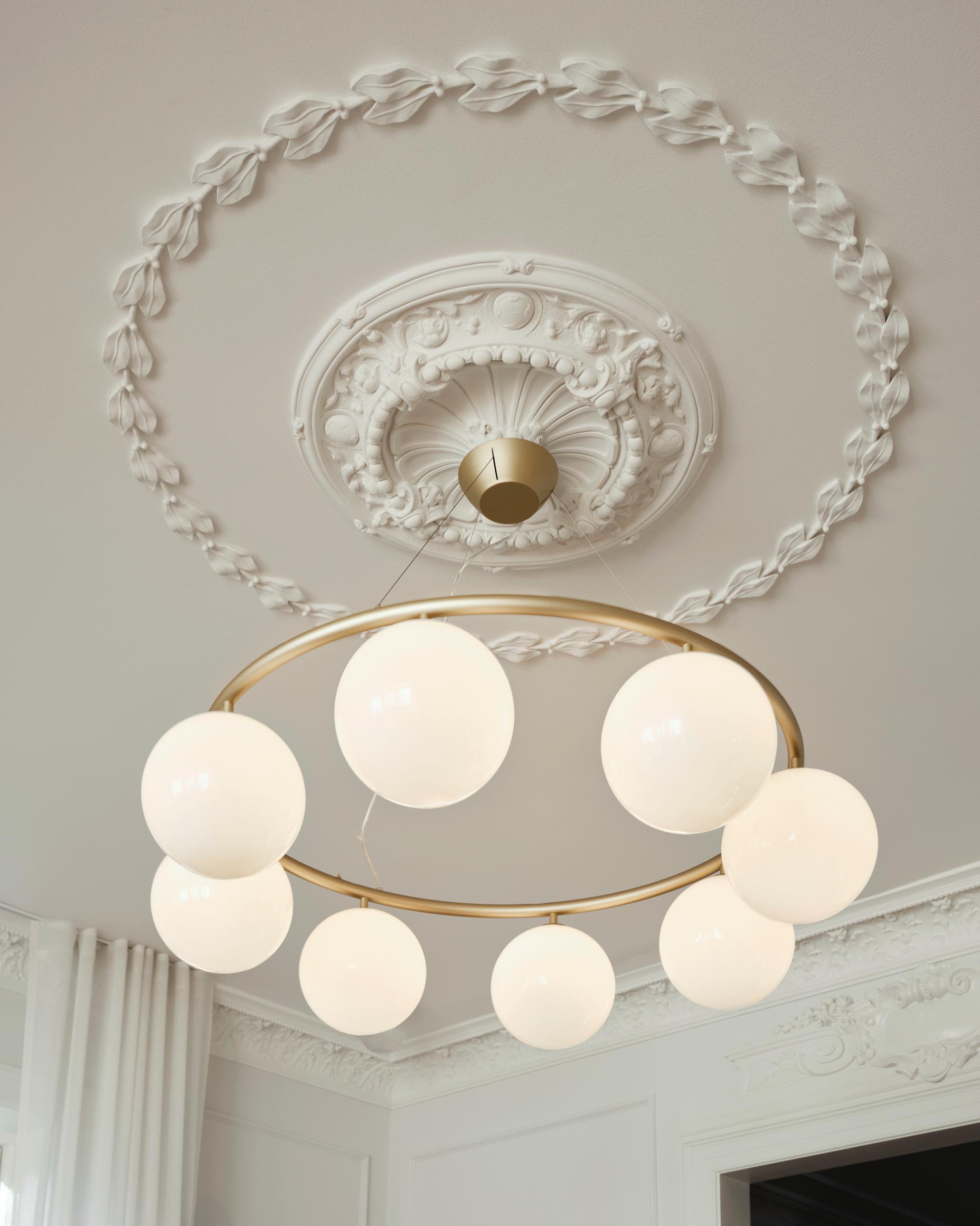 Lampa wisząca MIIRA 8 CIRCULAR mosiężny z opalowym szkłem – Nuura