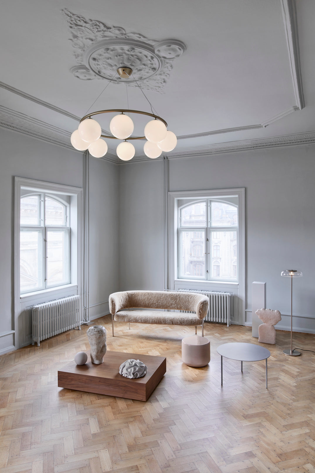 Lampa wisząca MIIRA 8 CIRCULAR mosiężny z opalowym szkłem – Nuura