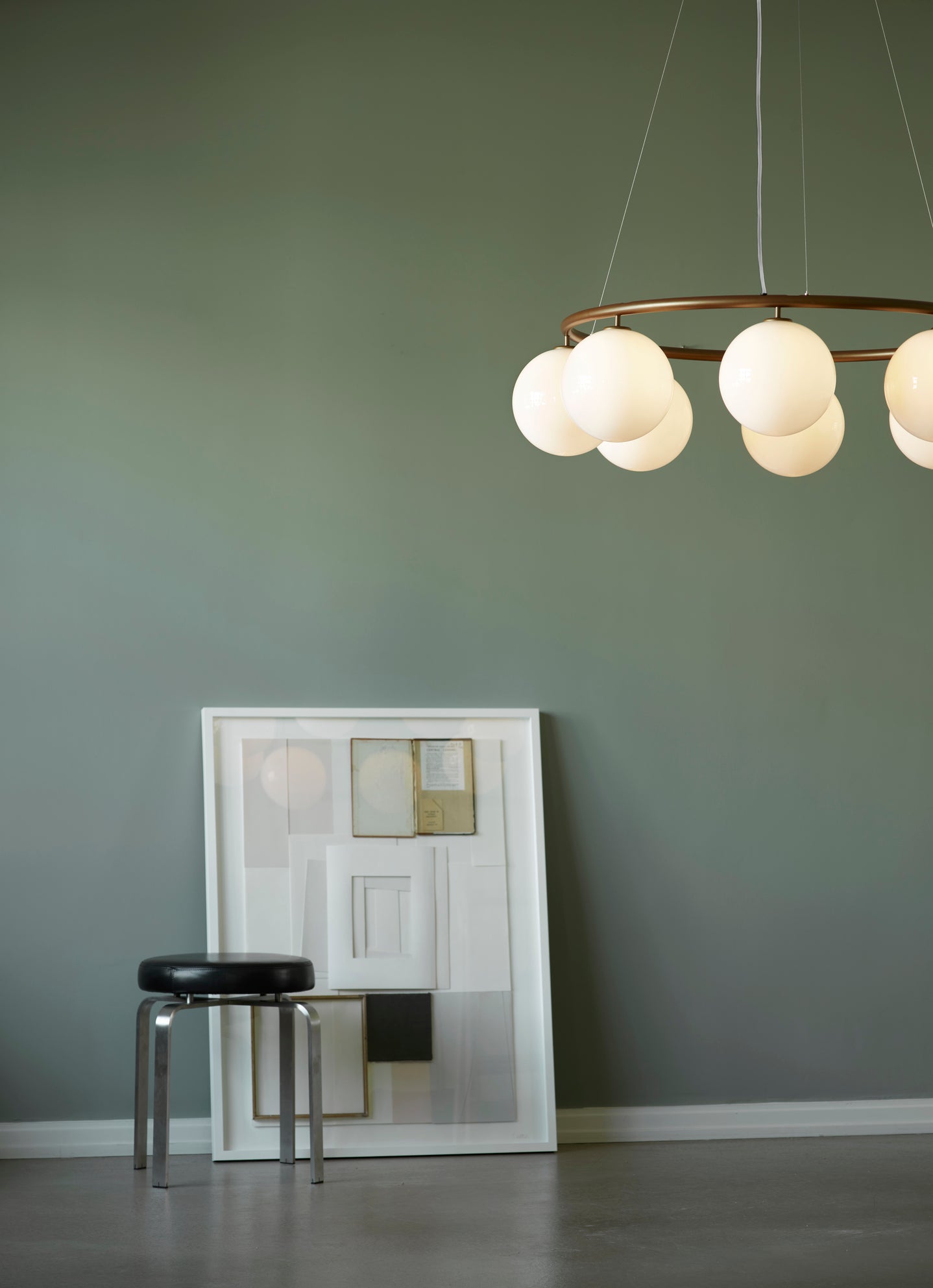 Pendelleuchte MIIRA 8 CIRCULAR dunkelbraun mit opalem Glas