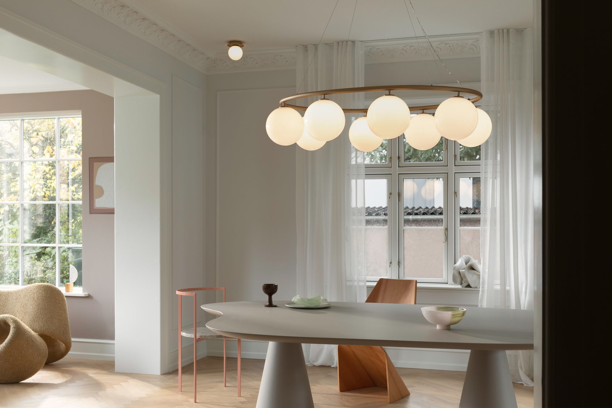 Pendelleuchte MIIRA 8 OVAL aus Messing mit opalem Glas