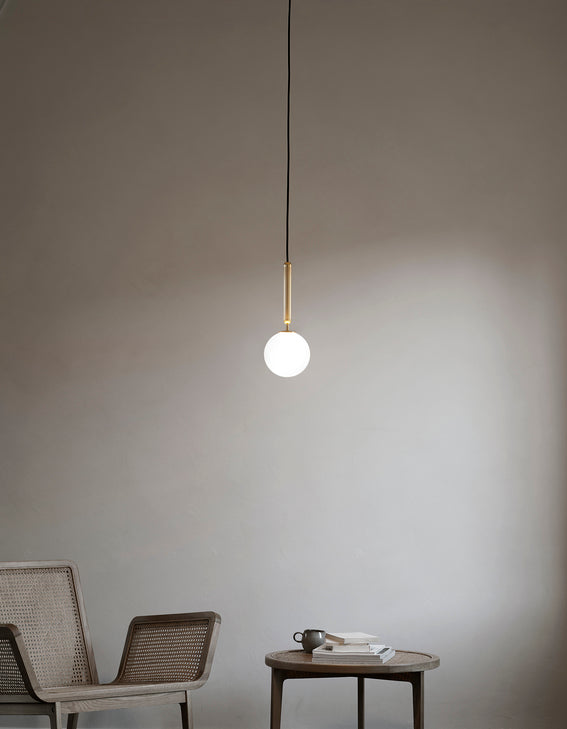 Pendelleuchte MIIRA aus Messing mit opalem Glas