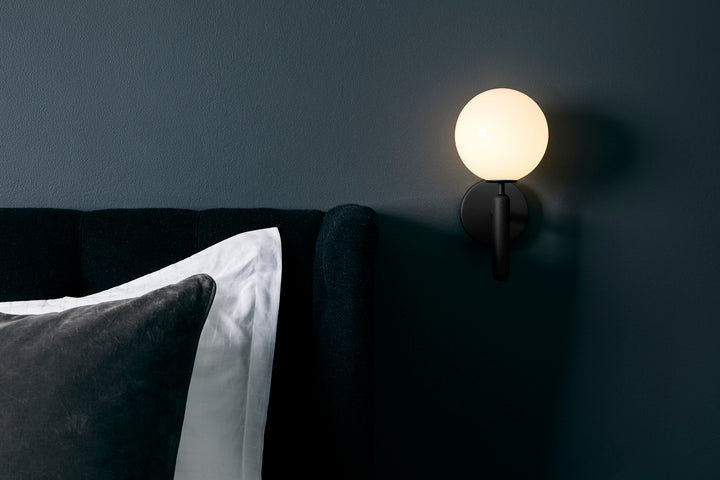 Wandleuchte MIIRA graphit mit opalem Glas