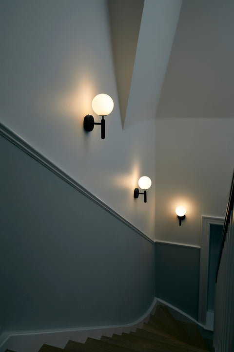 Wandleuchte MIIRA graphit mit opalem Glas