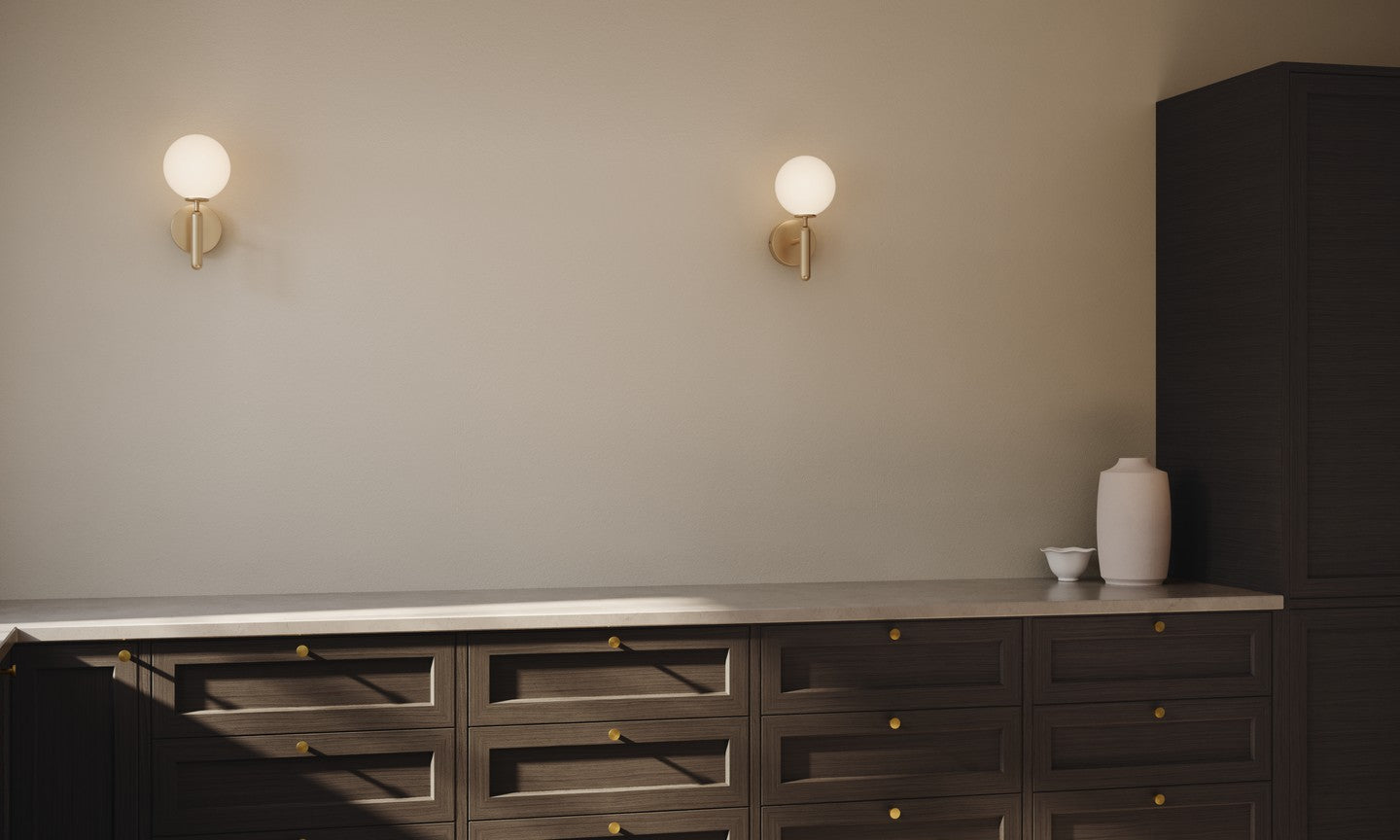 Wandleuchte MIIRA aus Messing mit opalem Glas