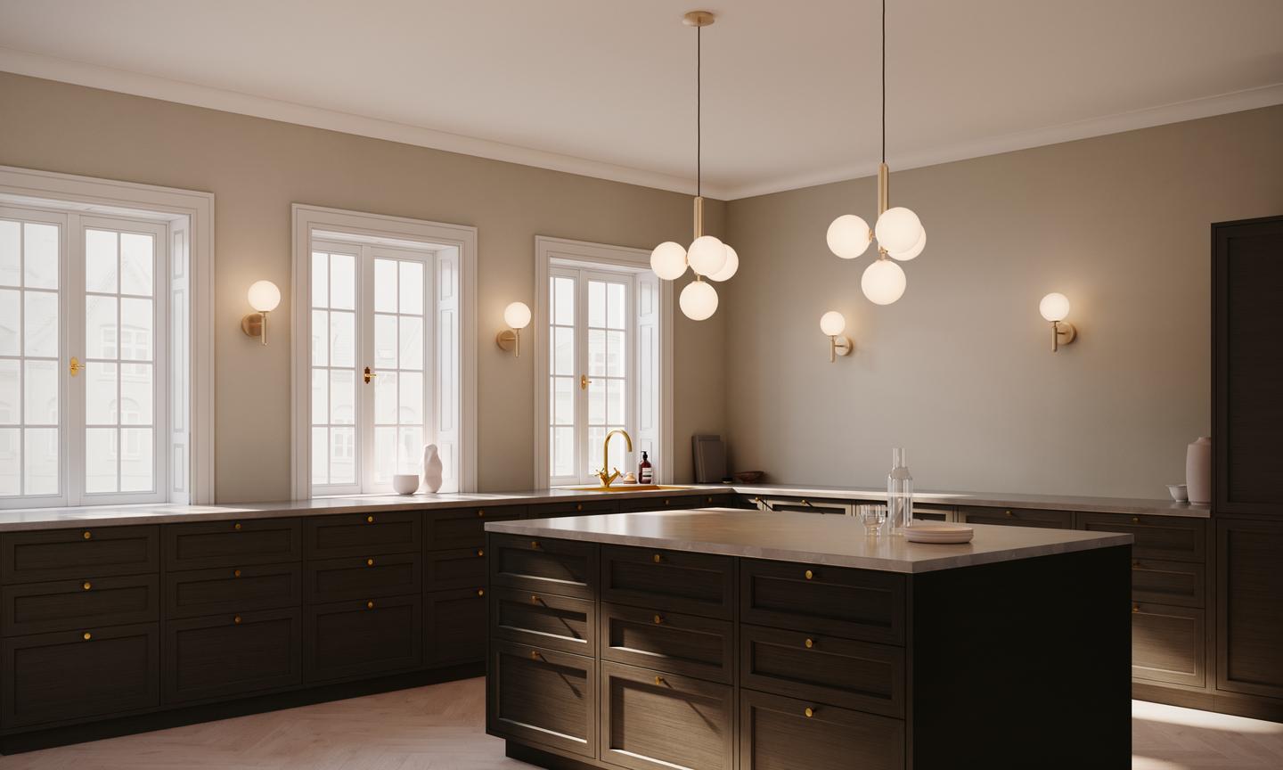 Wandleuchte MIIRA aus Messing mit opalem Glas