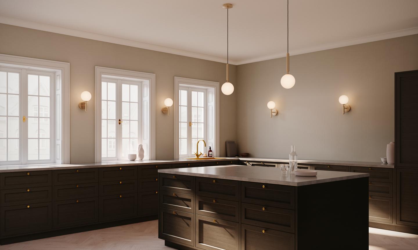 Pendelleuchte MIIRA aus Messing mit opalem Glas