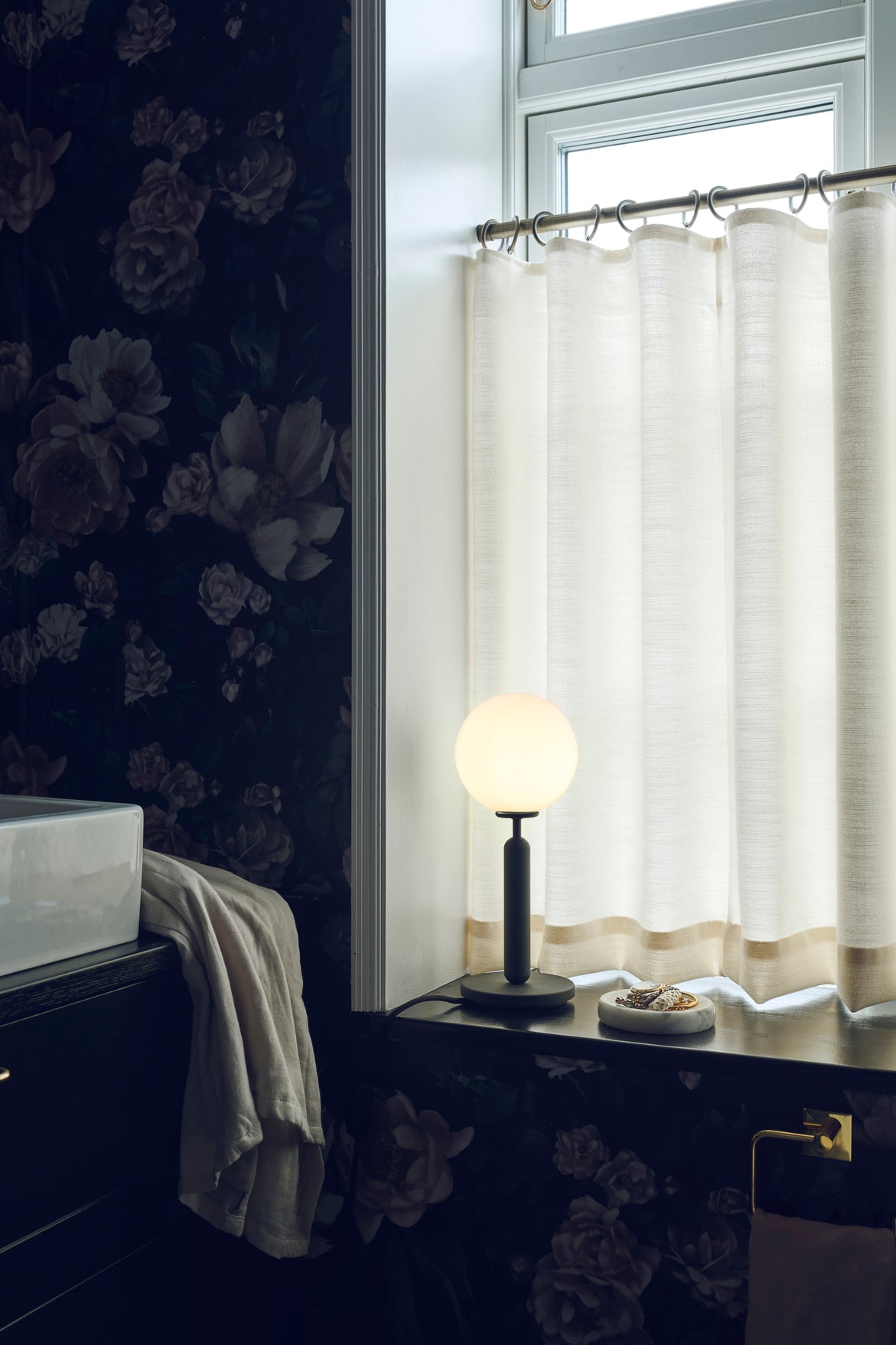 Lampa stołowa MIIRA grafitowy z opalowym szkłem – styl minimalistyczny