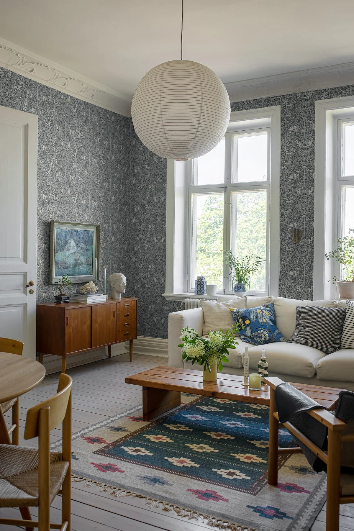 Tapete mit pflanzlichem Muster und Waldmotiv UNTER DEM HOLUNDERBAUM navy mit weiß