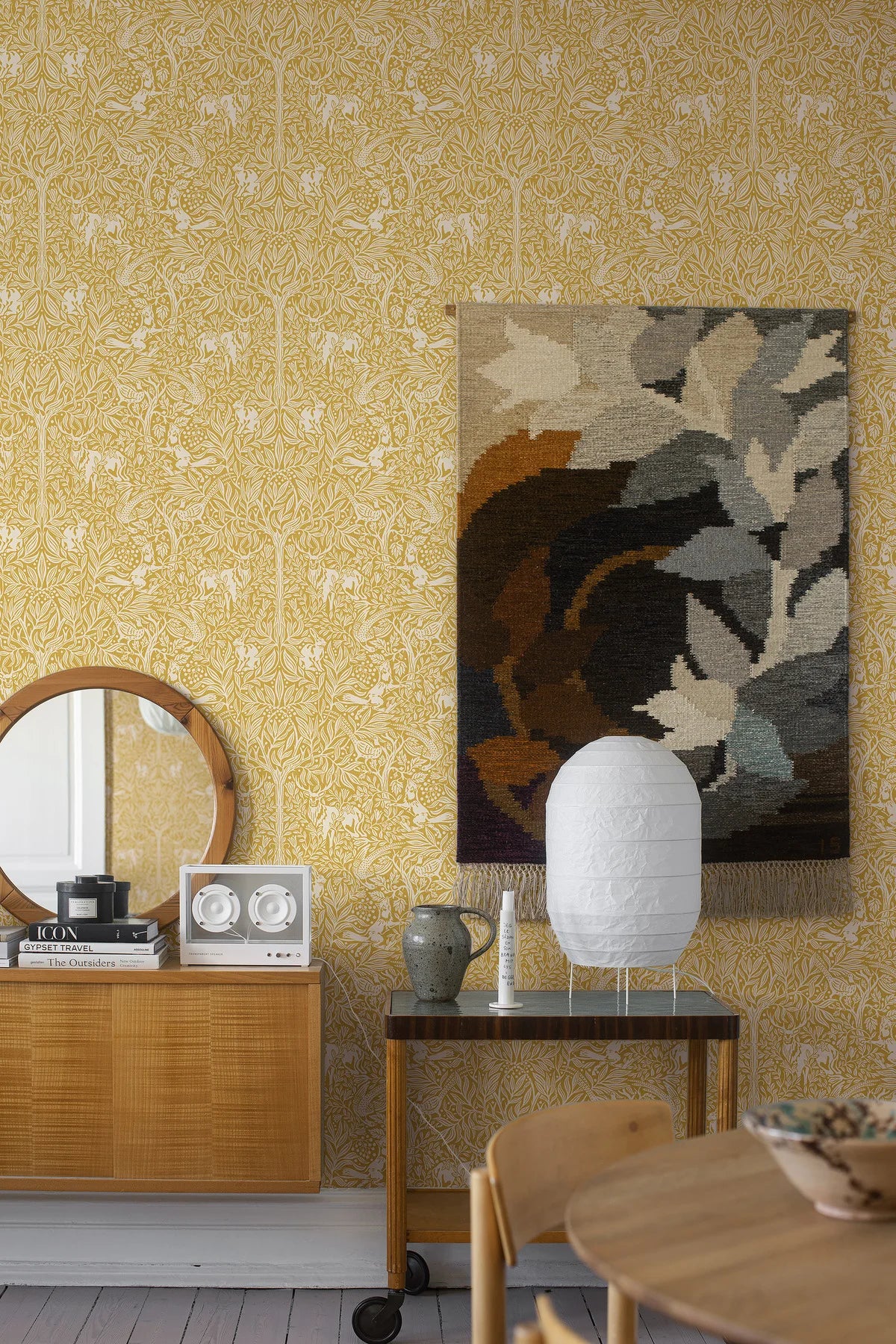 Tapete mit pflanzlichem Muster und Waldmotiv UNTER DEM HOLUNDERBAUM gelb mit weiß