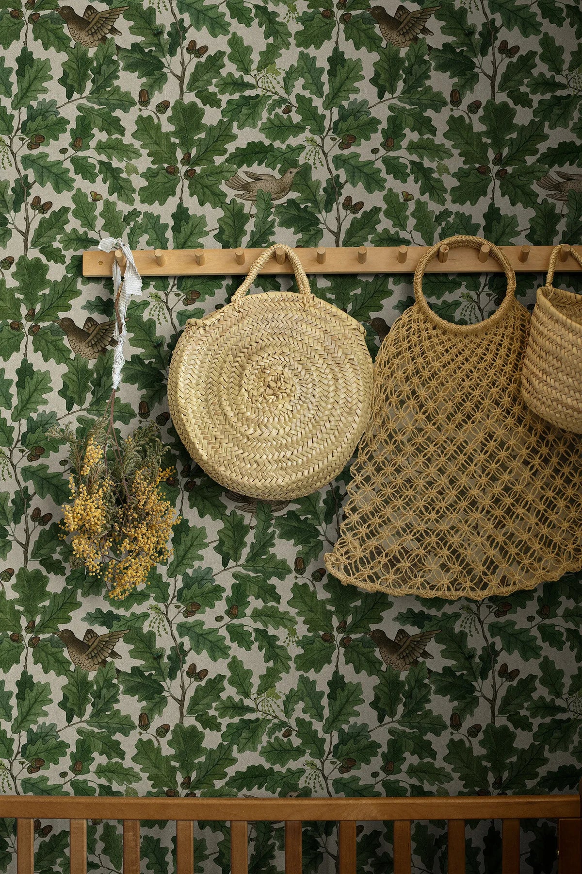 Tapete mit pflanzlichem Motiv von Blättern und Vögeln IN THE OAK grün mit weiß