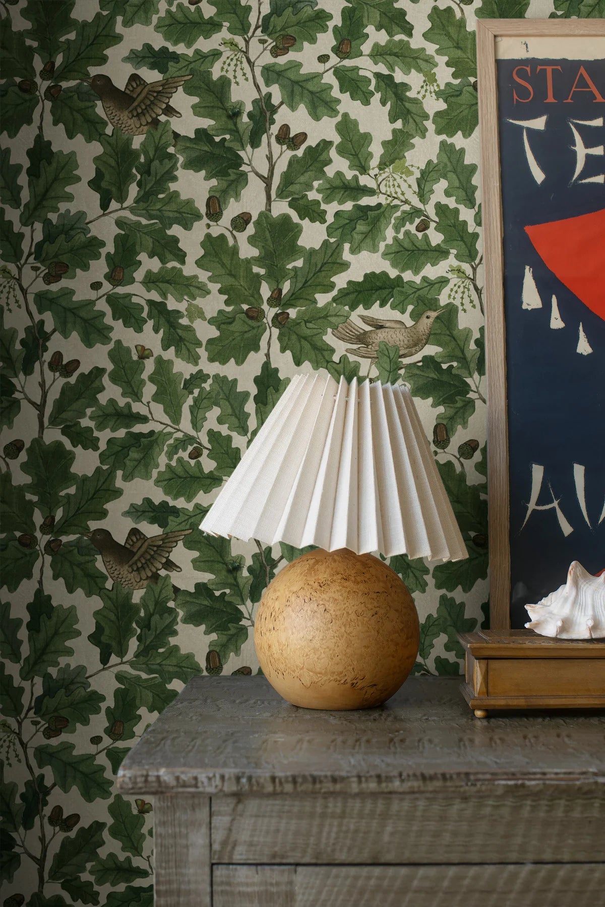 Tapete mit pflanzlichem Motiv von Blättern und Vögeln IN THE OAK grün mit weiß