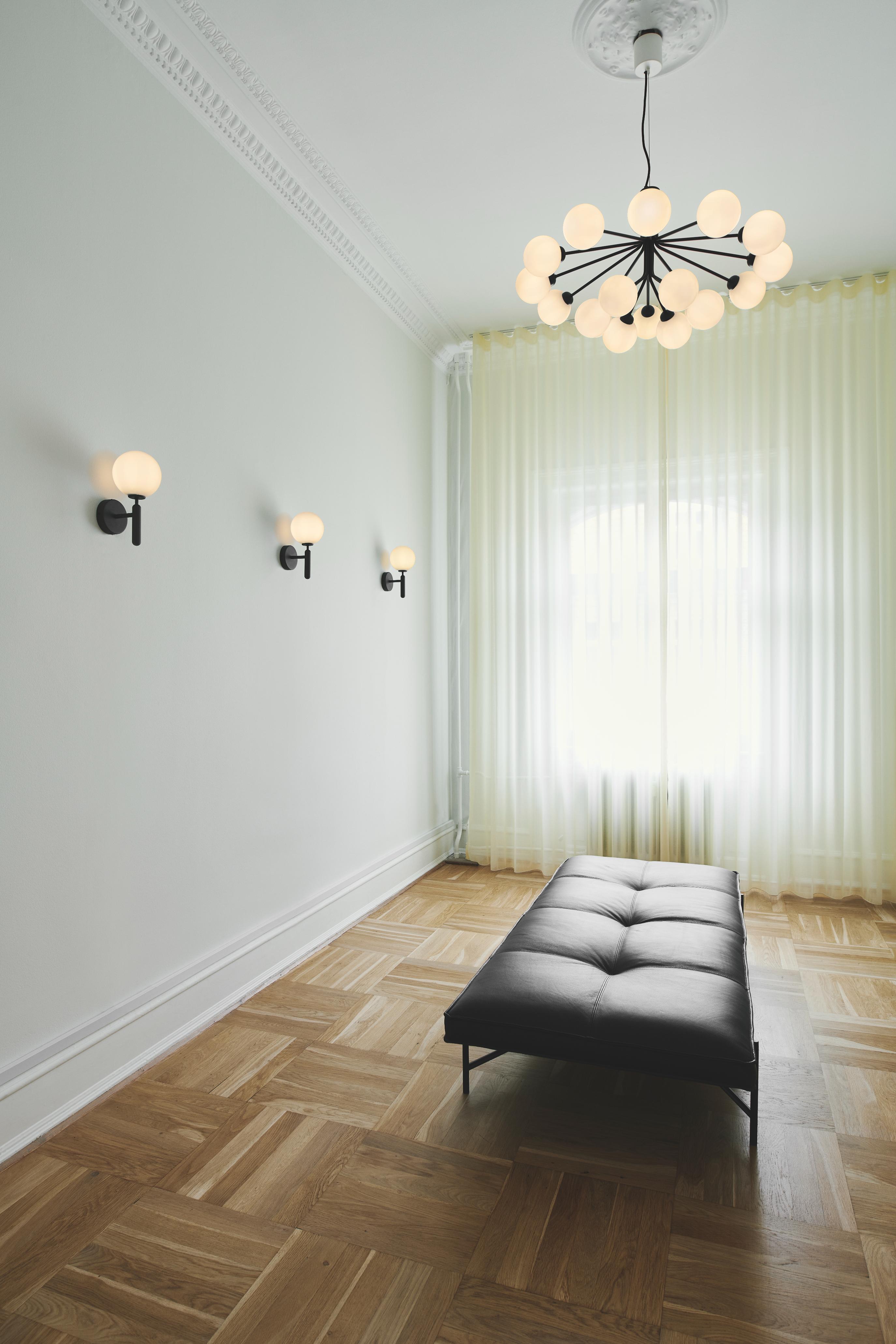 Kronleuchter APIALES 18 schwarz mit opalem Glas