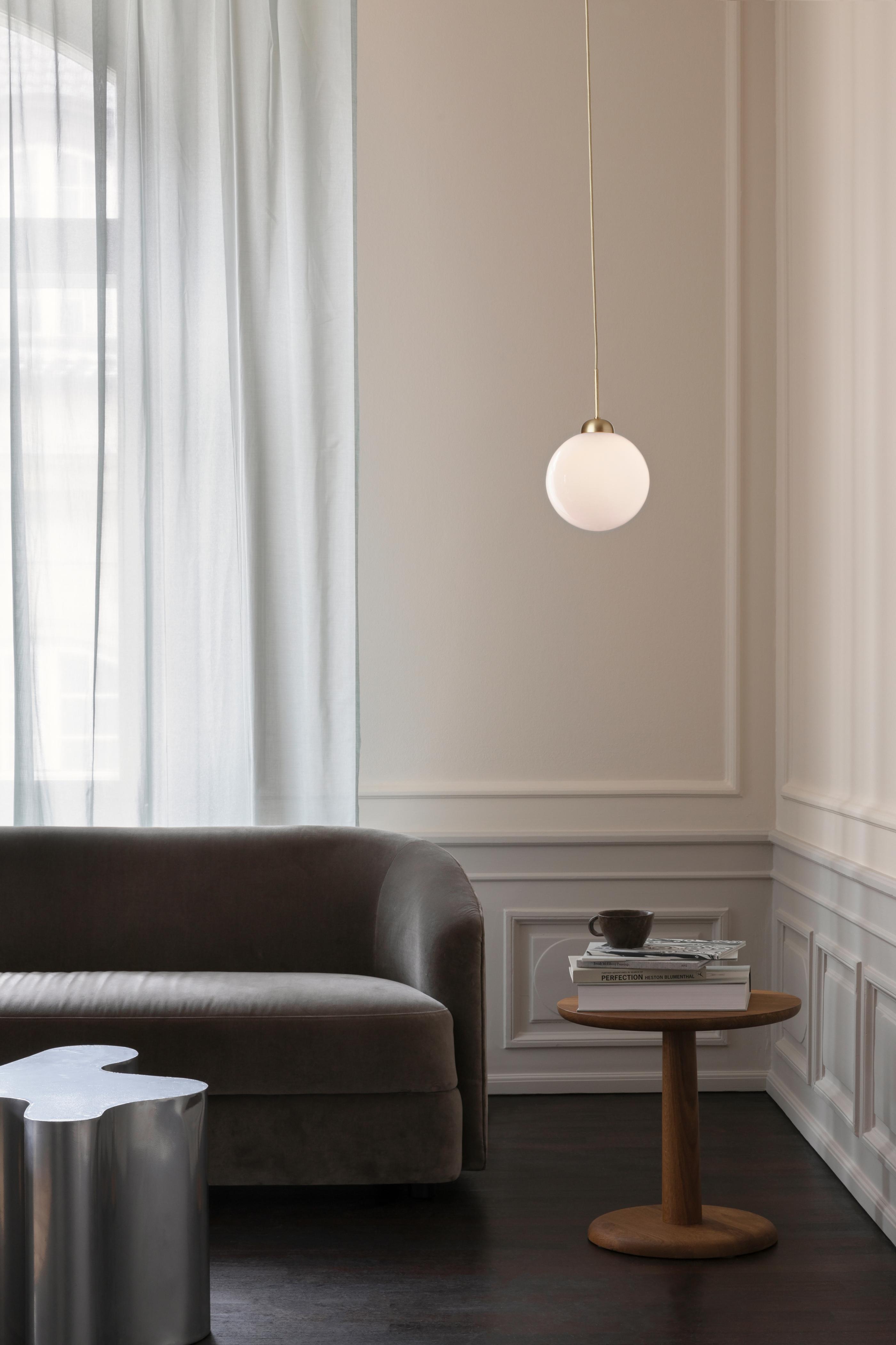 Pendelleuchte APIALES aus Messing mit opalem Glas