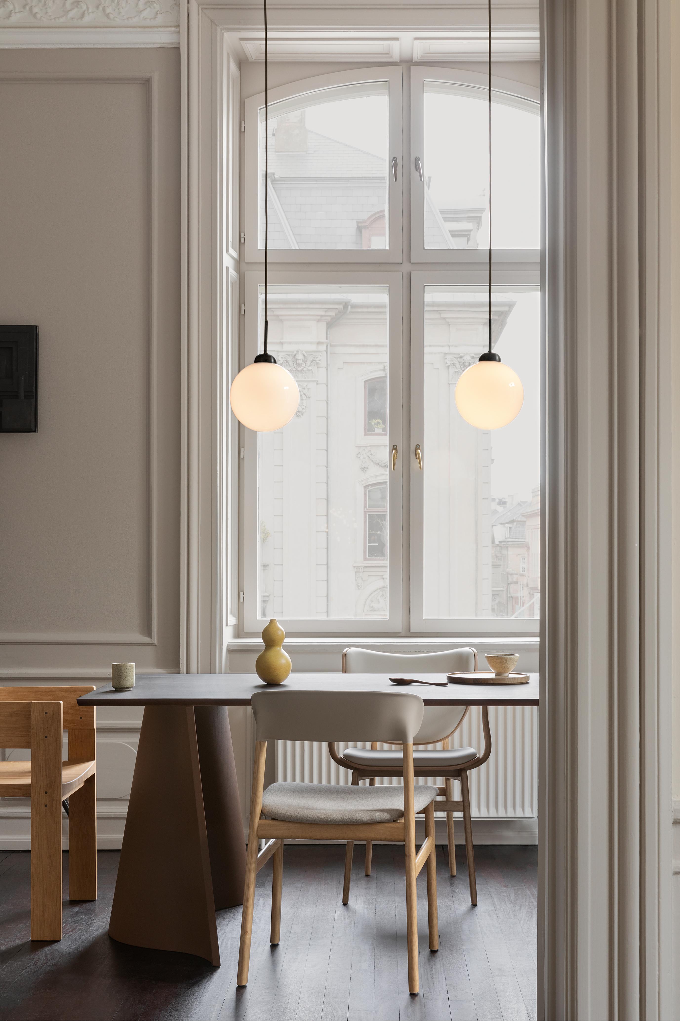 Lampa wisząca APIALES czarny z opalowym szkłem – Nuura