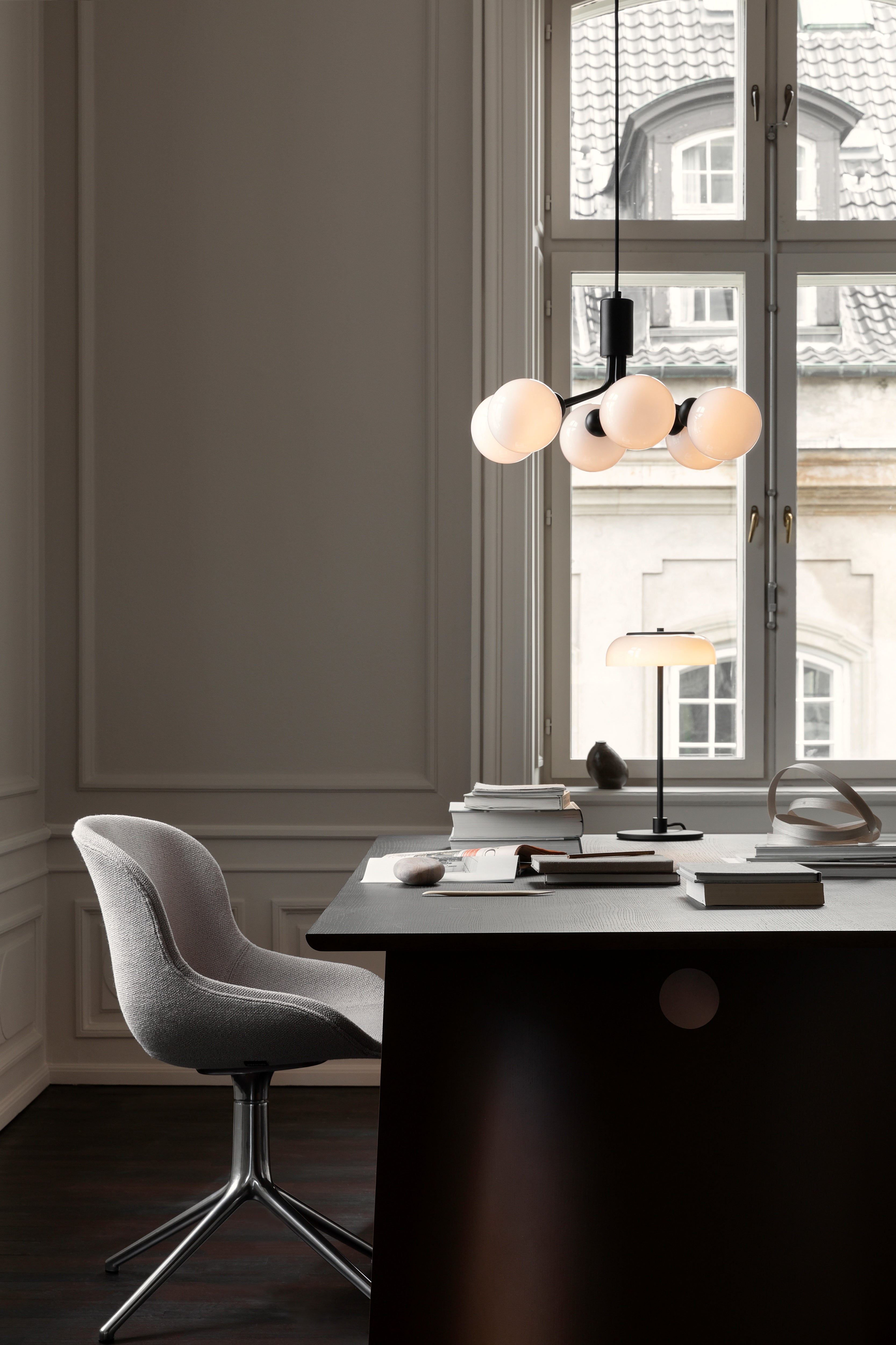 APIALES 6 Black Pendant Lamp with Opal Glass