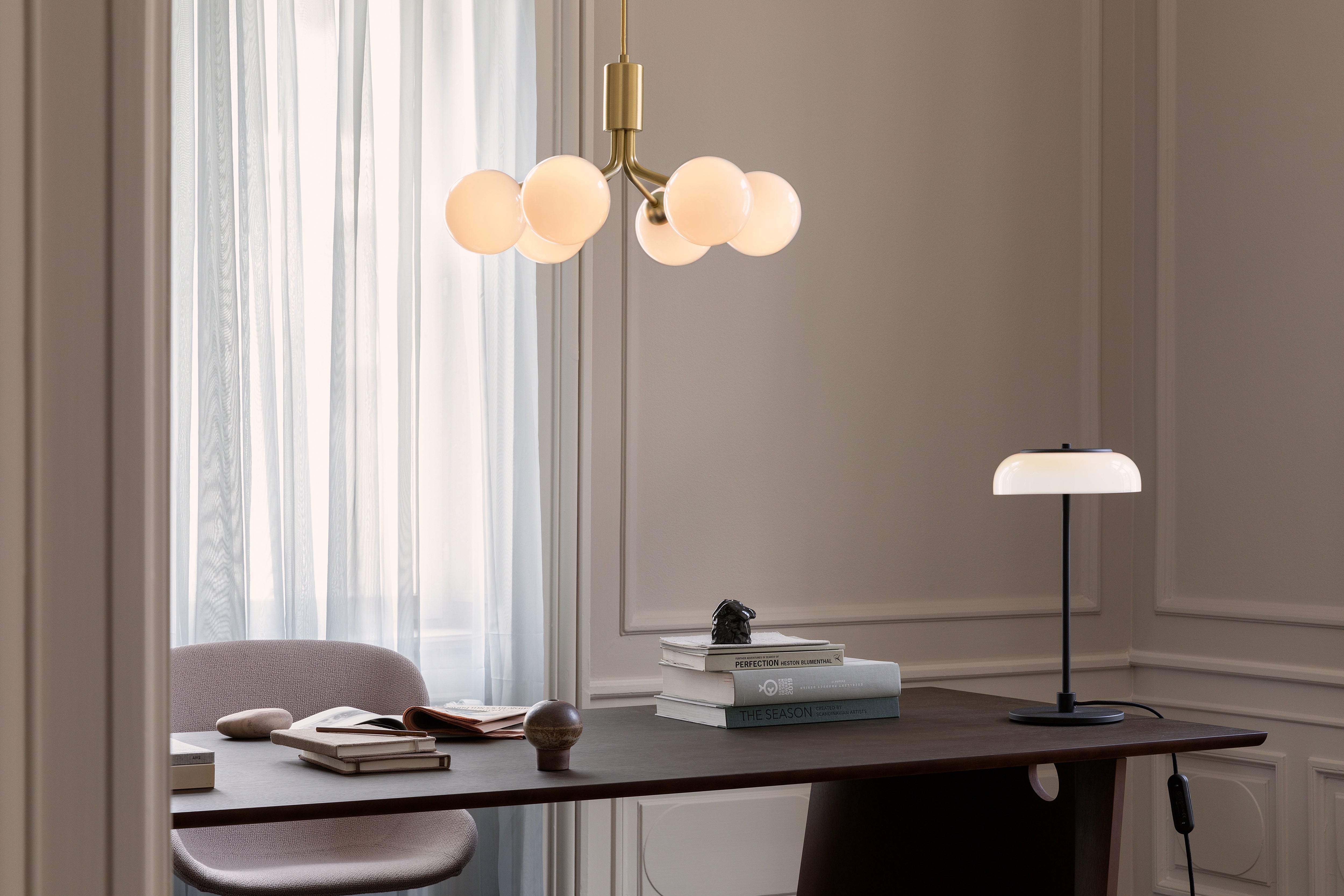 Pendelleuchte APIALES 6 messing mit opalem Glas