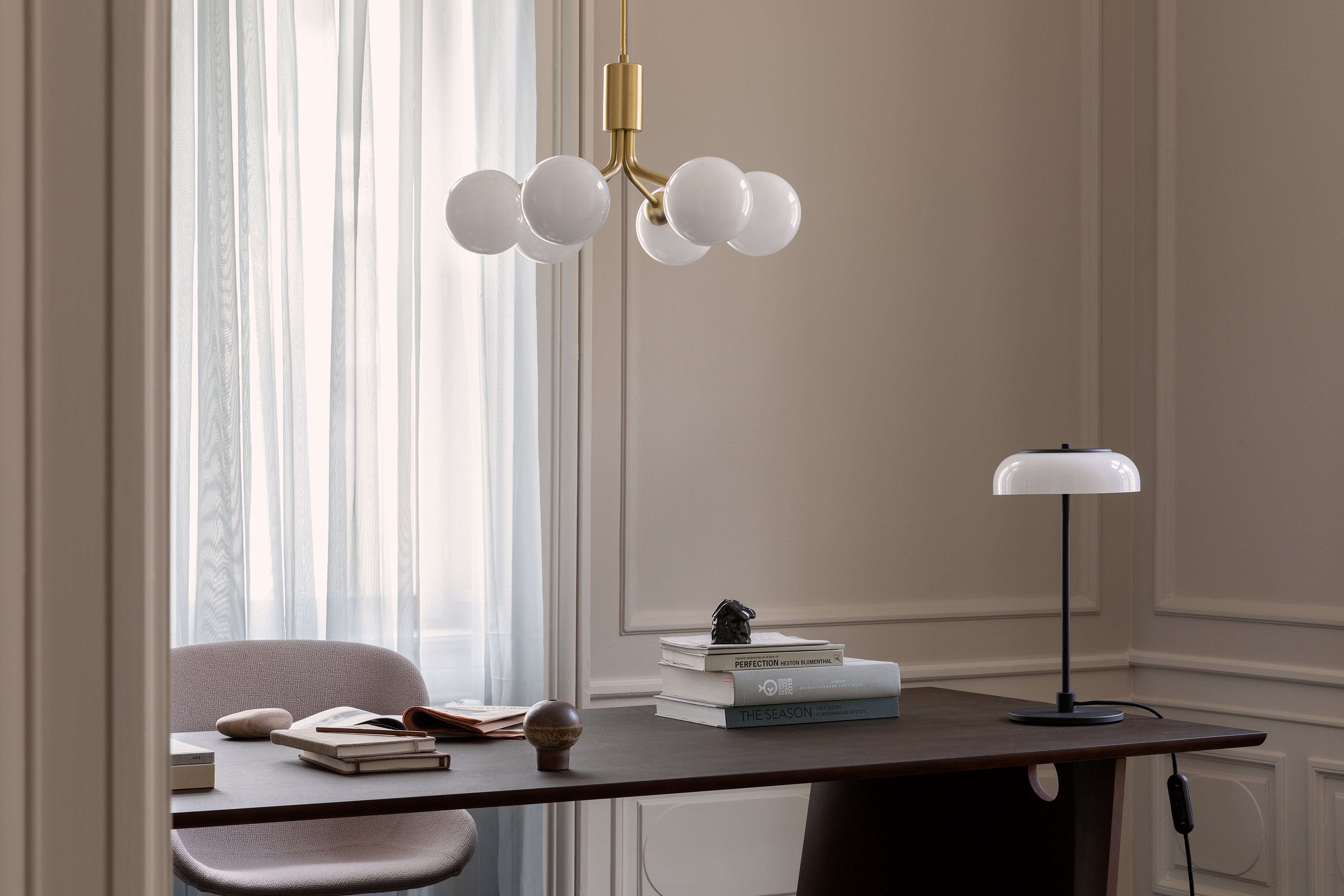 Pendelleuchte APIALES 6 messing mit opalem Glas