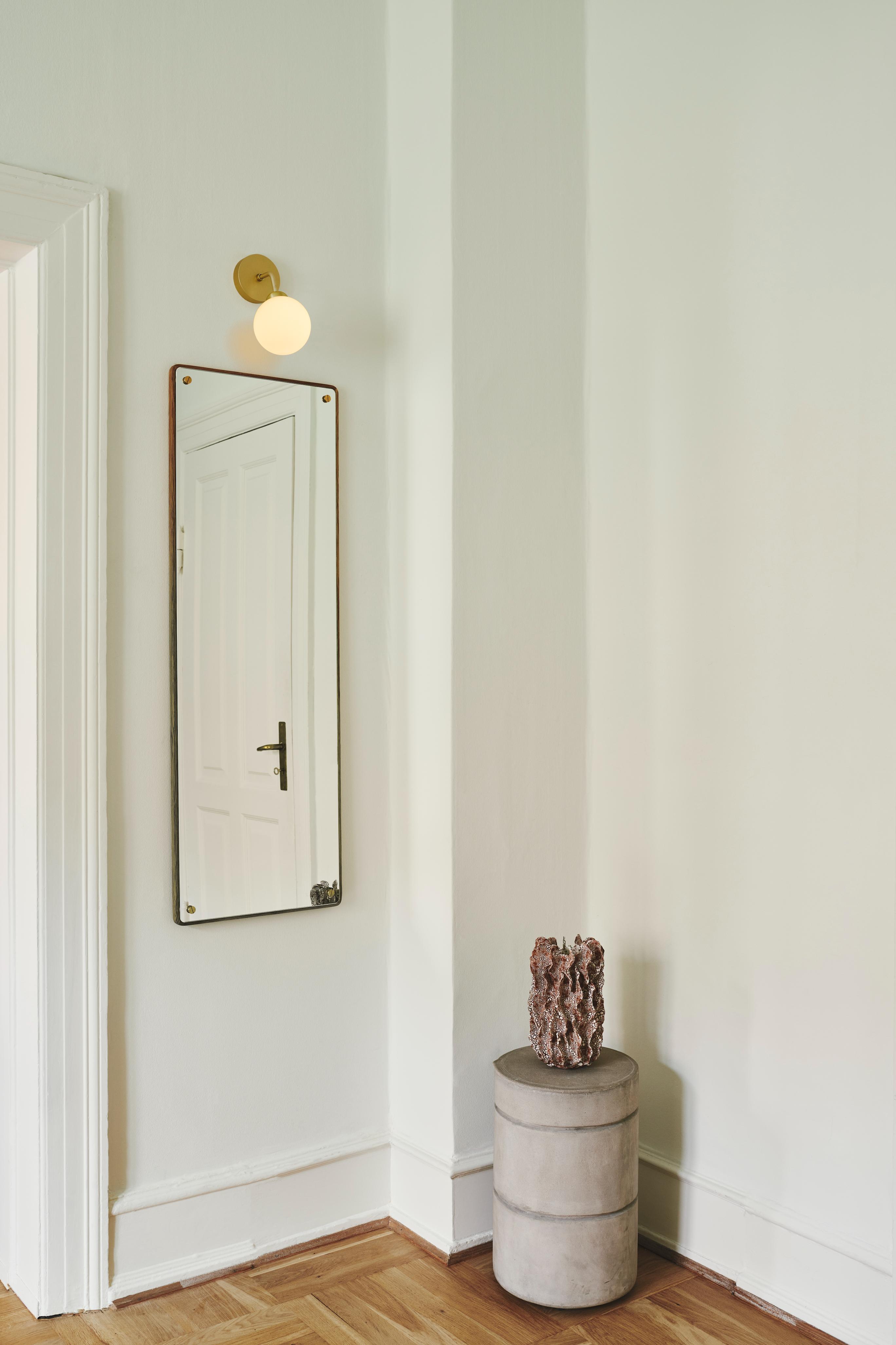 Wandleuchte APIALES aus Messing mit opalem Glas