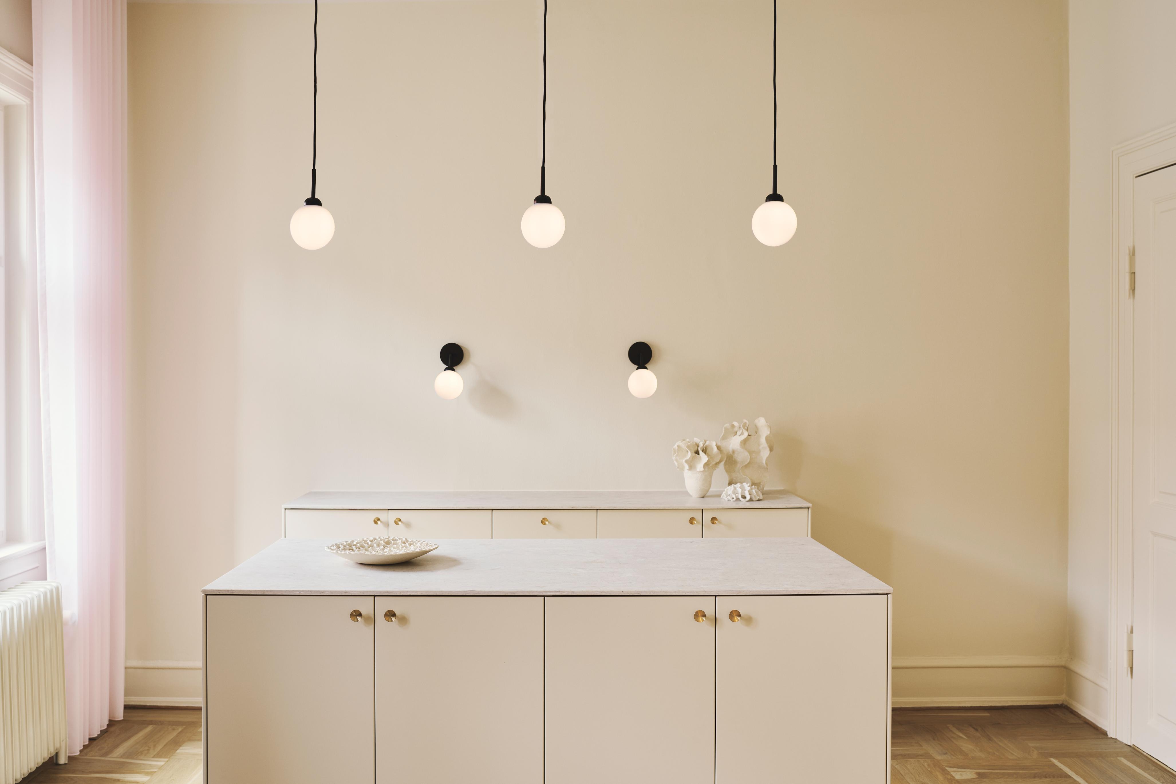 Lampa wisząca APIALES czarny z opalowym szkłem – Nuura