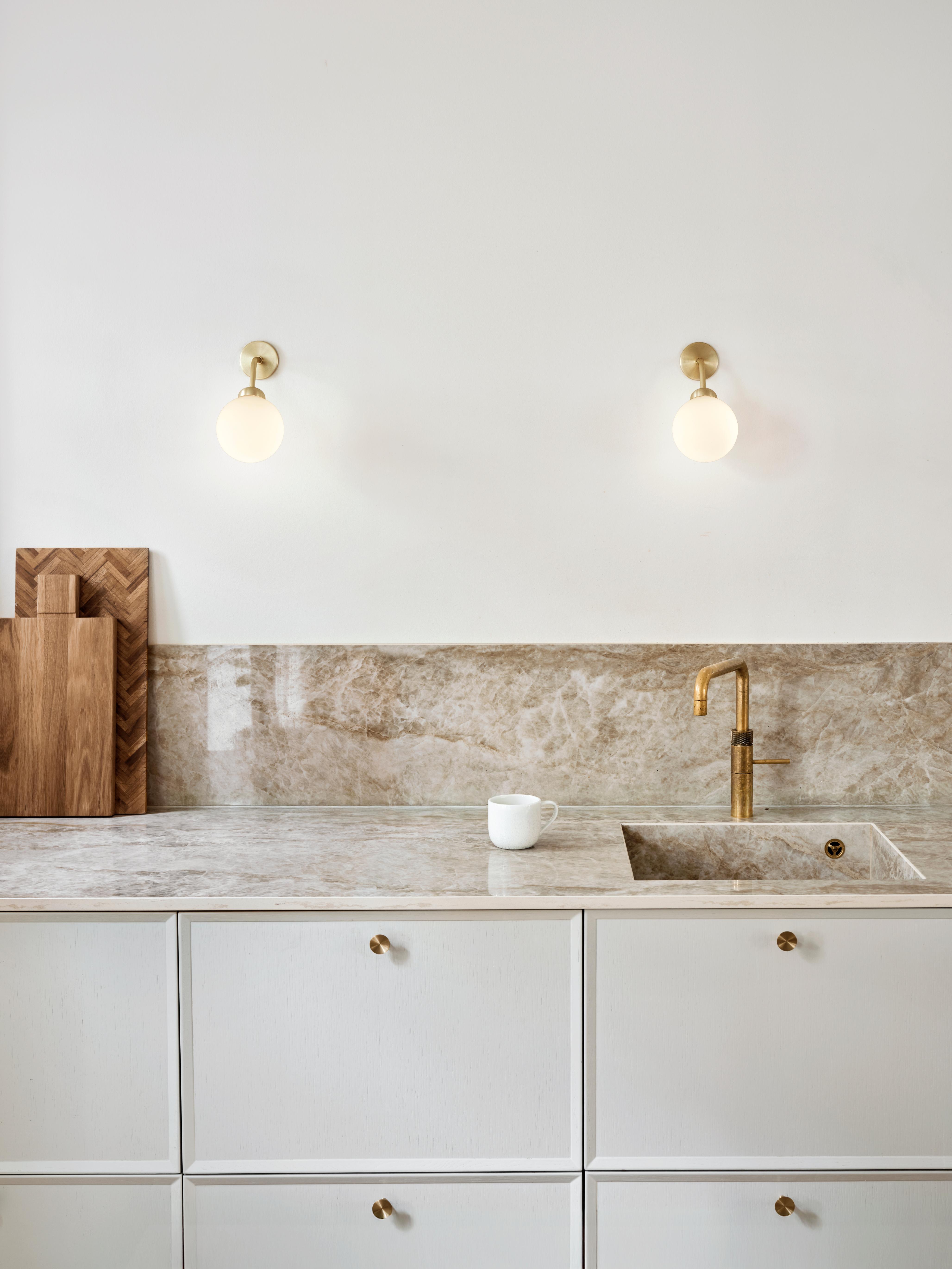 Wandleuchte APIALES aus Messing mit opalem Glas