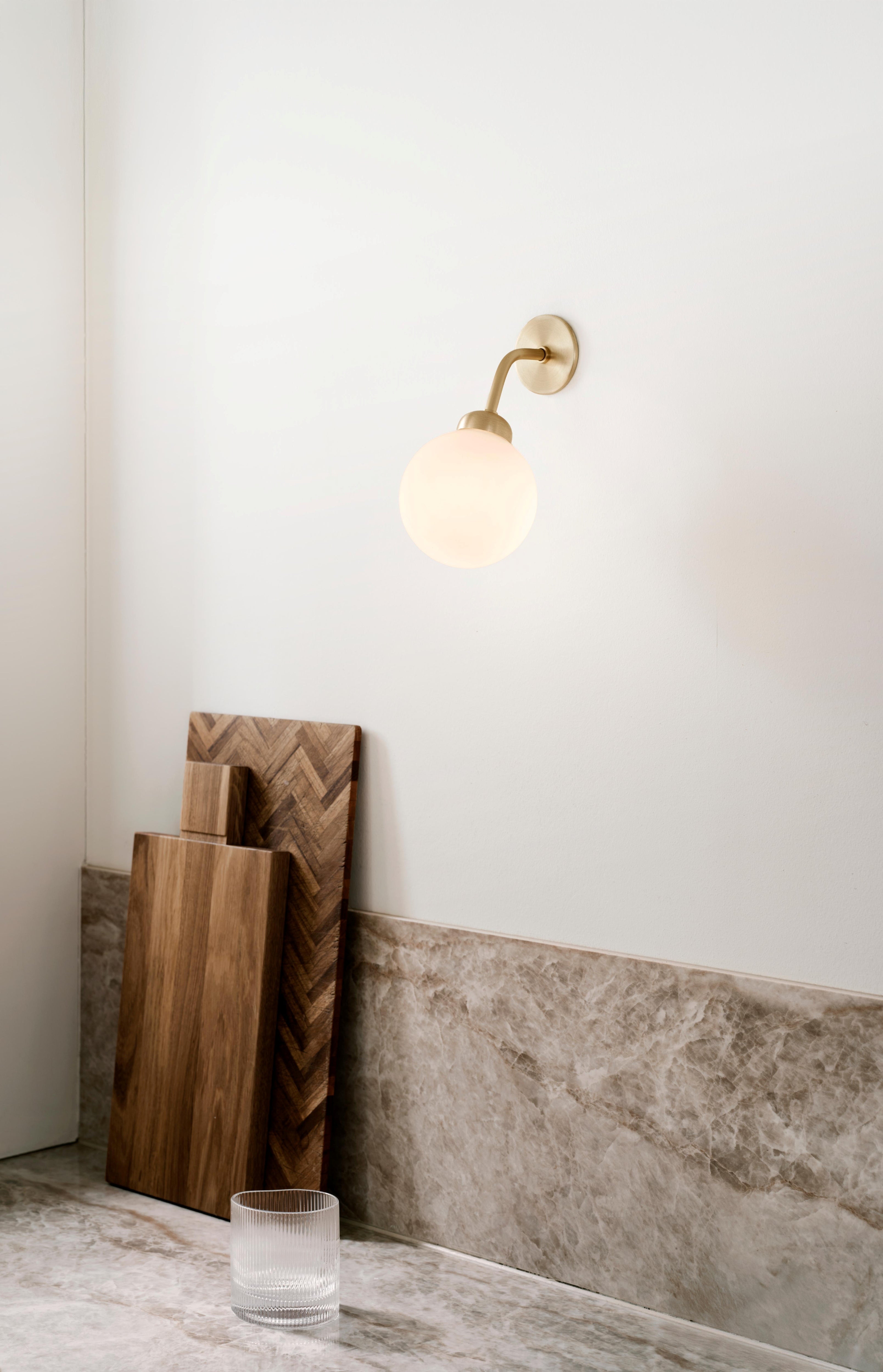 Wandleuchte APIALES aus Messing mit opalem Glas