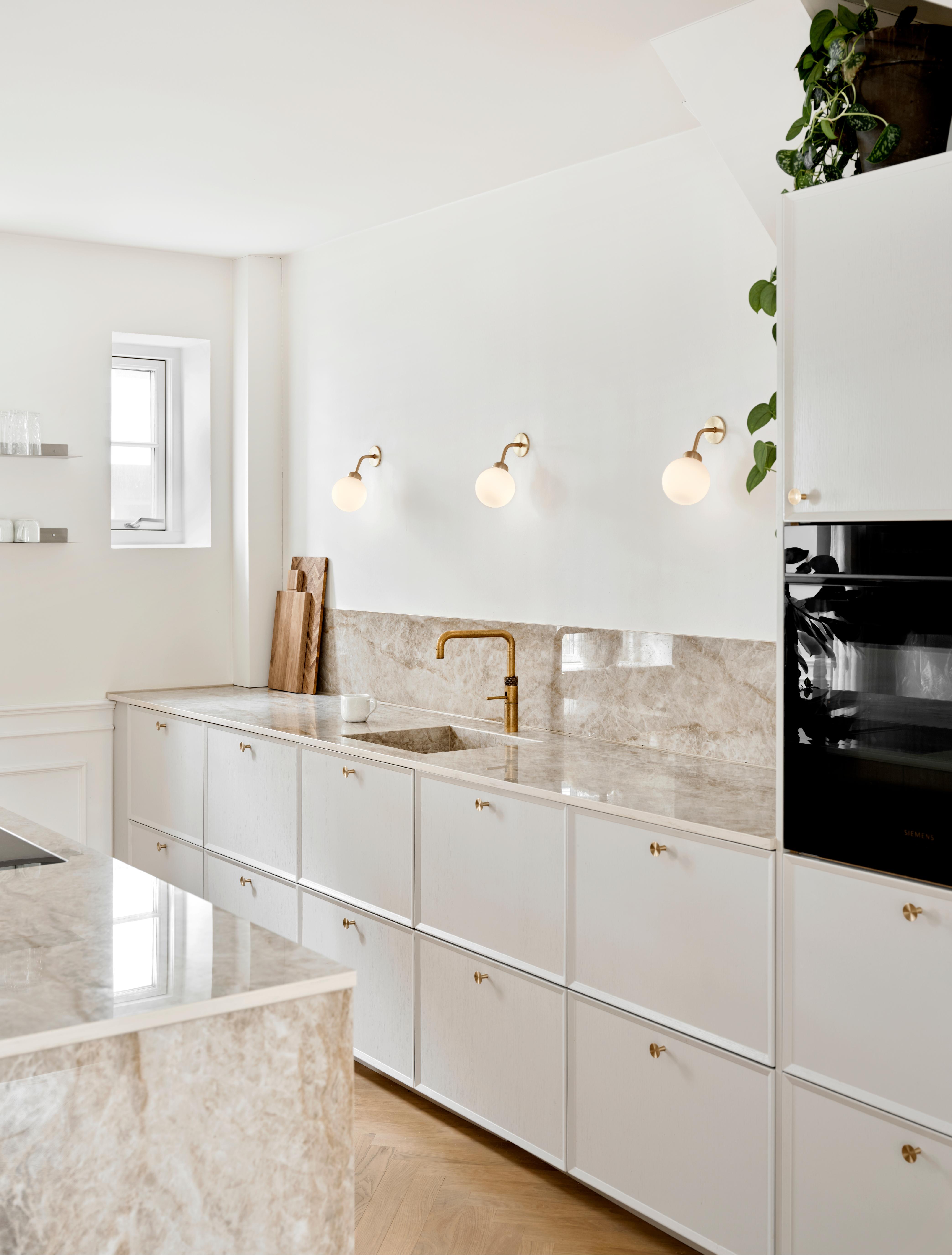 Wandleuchte APIALES aus Messing mit opalem Glas