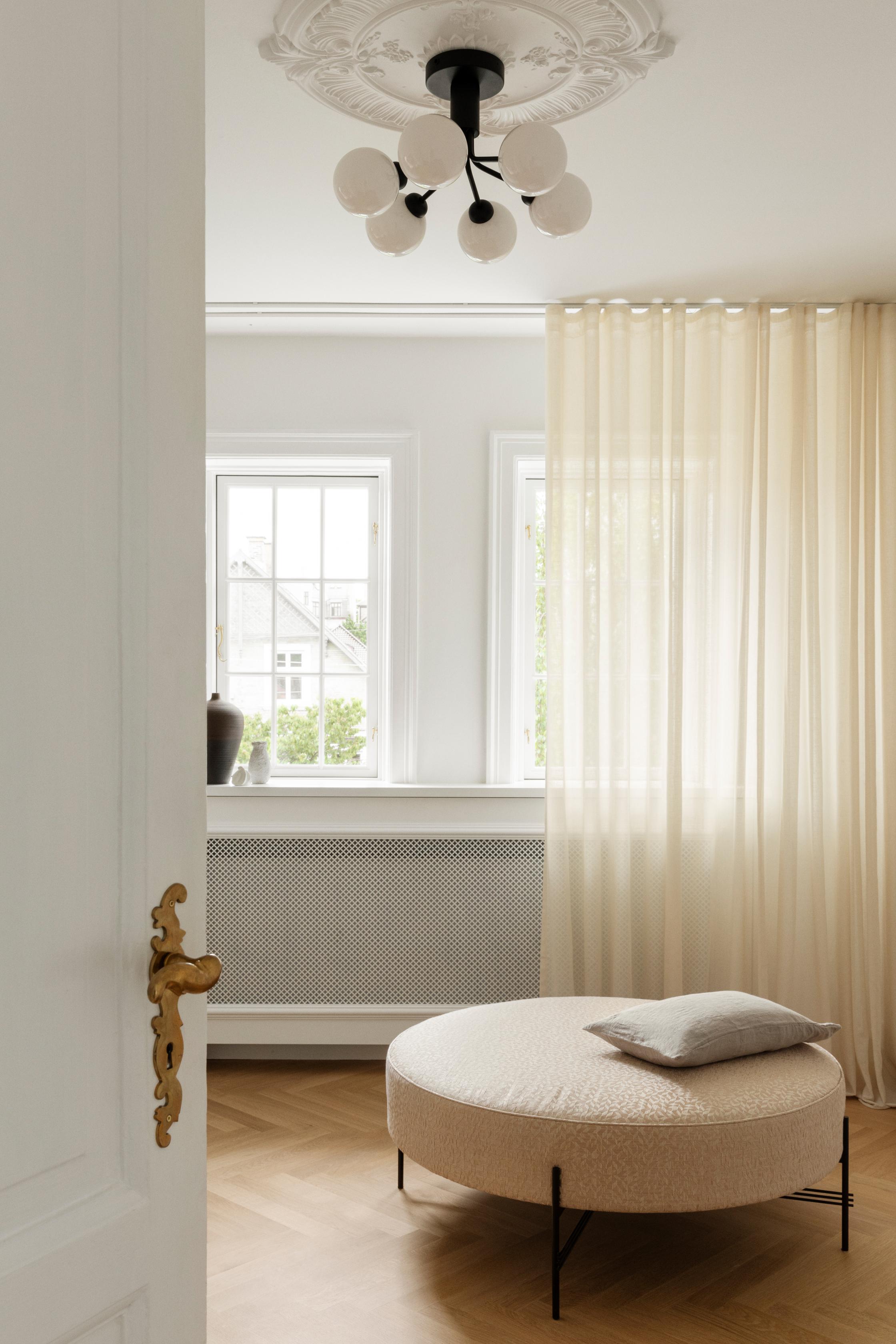 Deckenleuchte APIALES 6 schwarz mit opalem Glas
