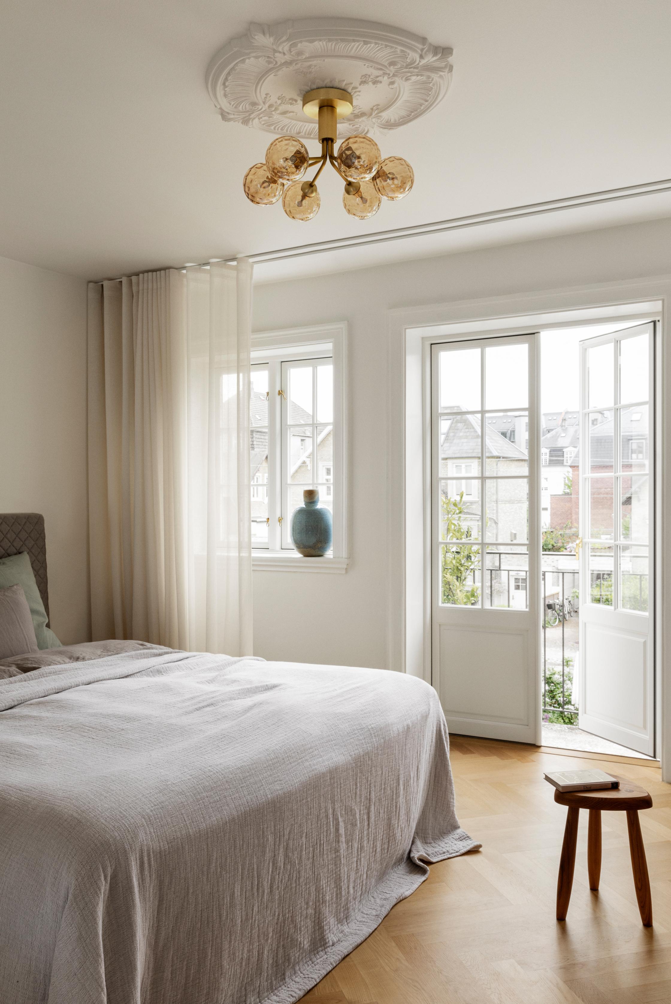 Deckenleuchte APIALES 6 schwarz mit opalem Glas