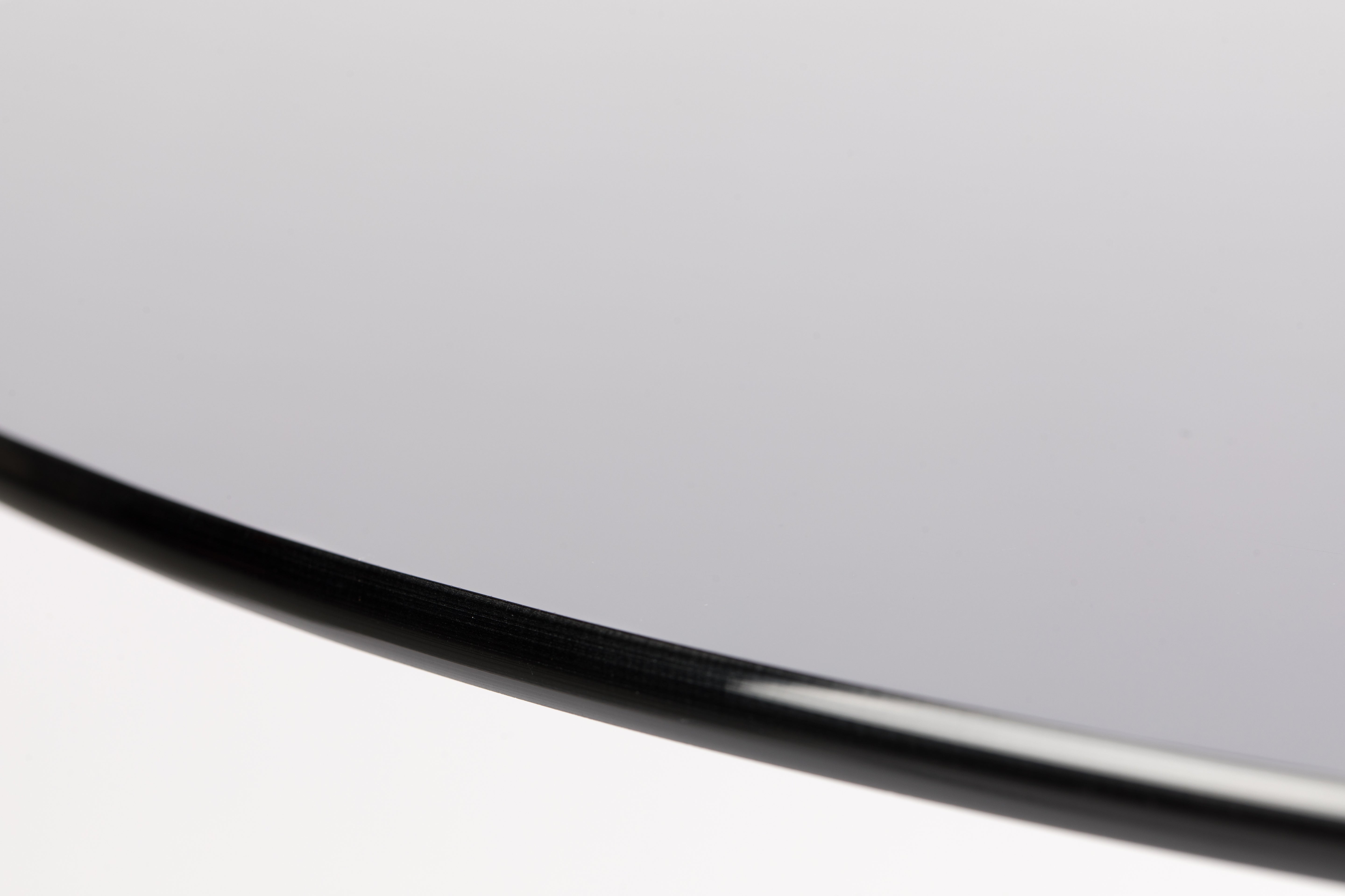 Runder Tisch FLORIS mit schwarzem Glas und goldenem Fuß