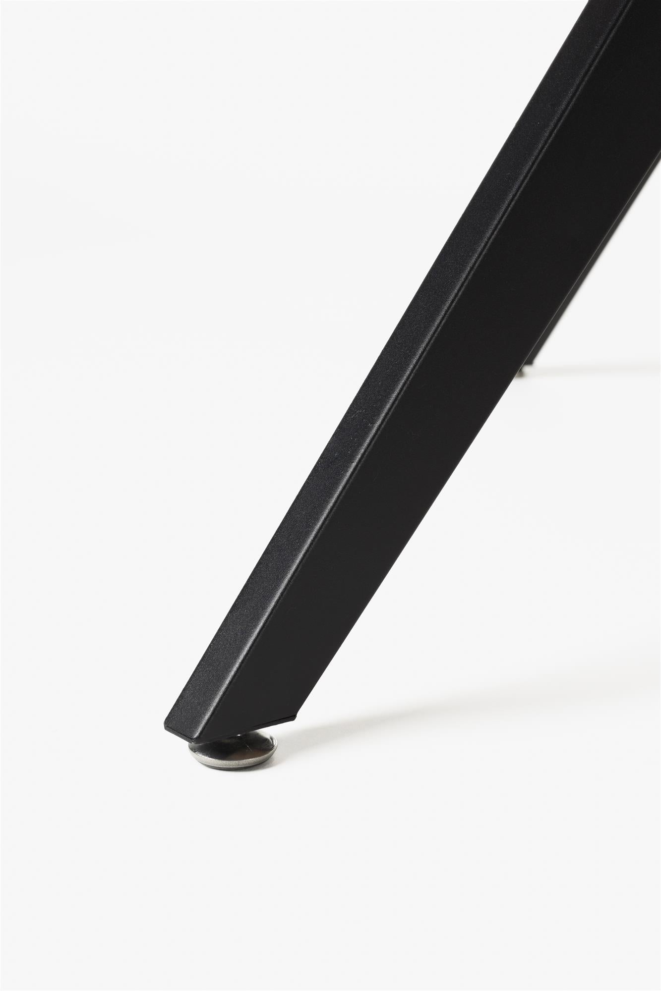 Ovaler Tisch CHASE ORGANIC braun mit schwarzem Fuß